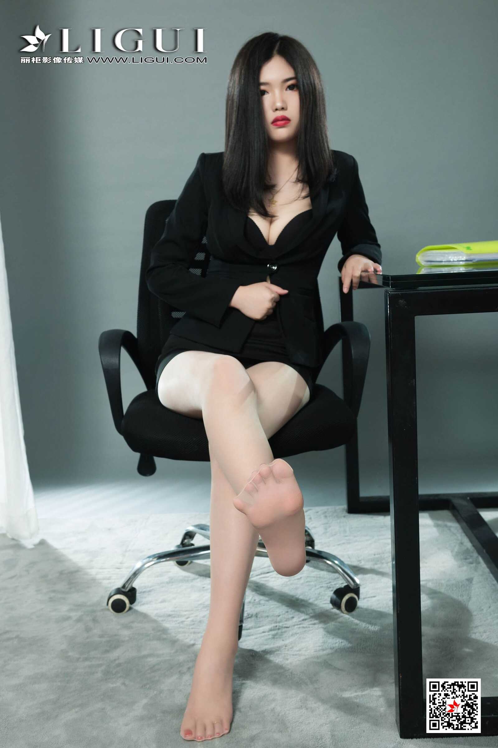 小辫儿《肉丝西服OL美腿》 [丽柜Ligui] 写真集第11张