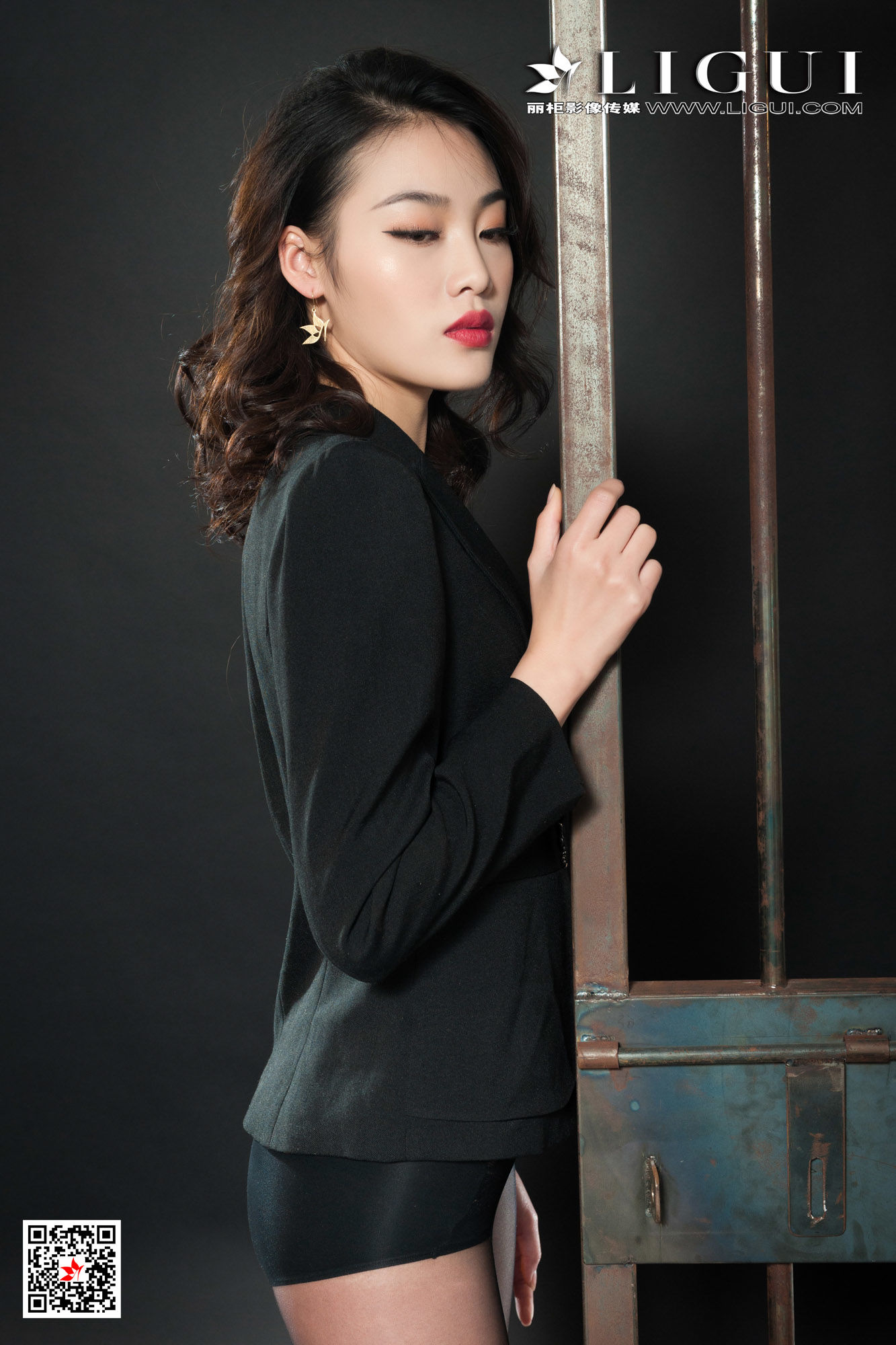 腿模Xilly《监狱黑丝女王》 [丽柜Ligui] 写真集第16张