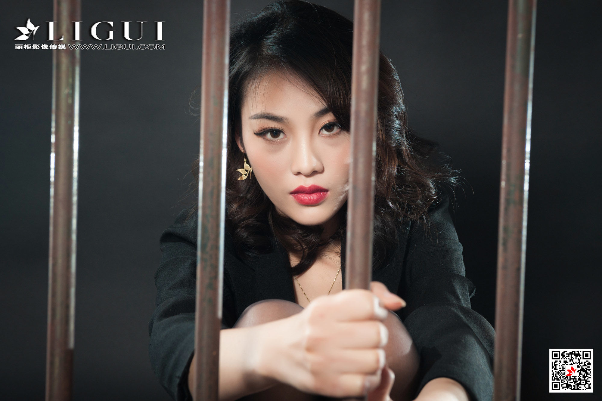 腿模Xilly《监狱黑丝女王》 [丽柜Ligui] 写真集第5张