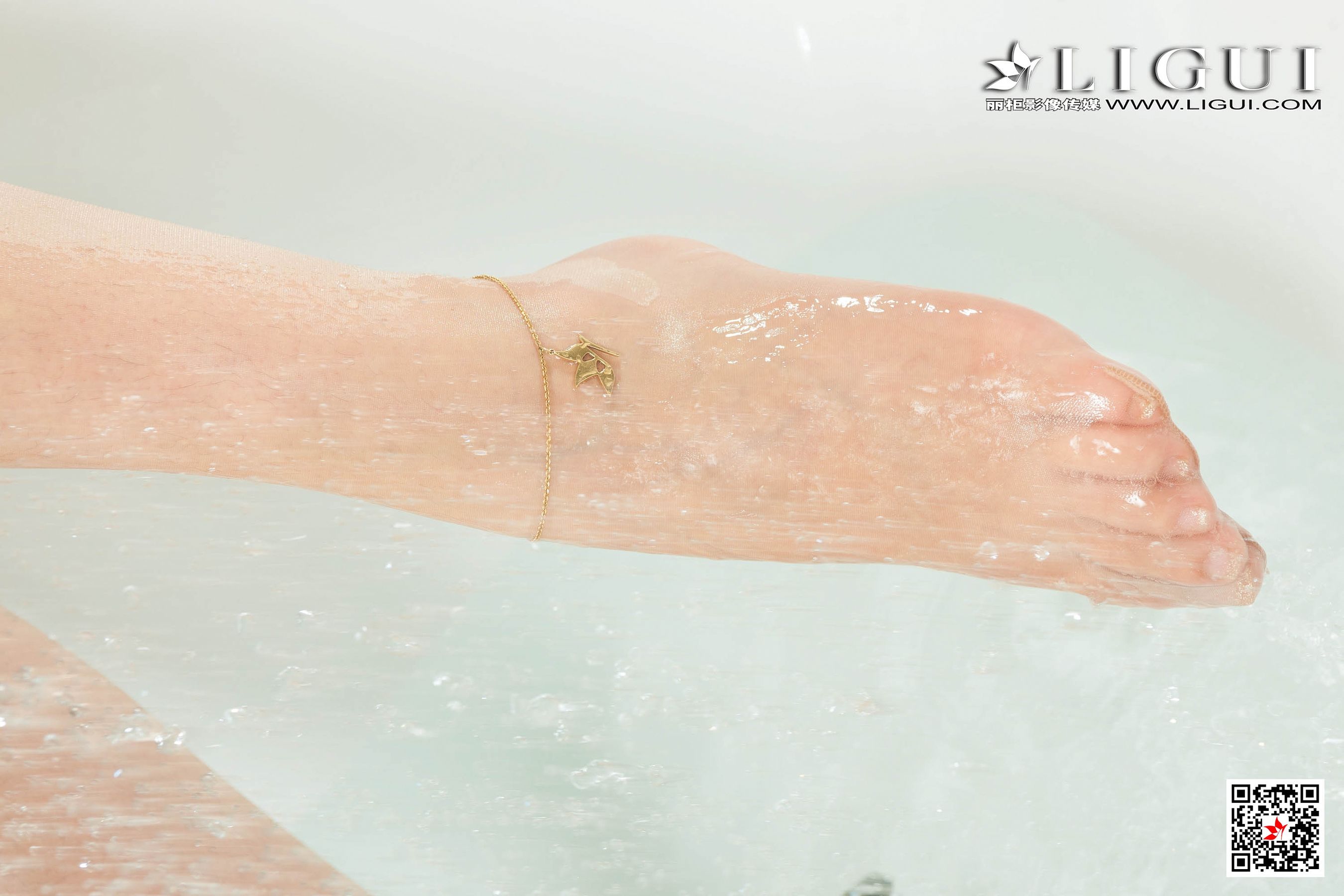 Model 安娜《浴室白衬衫丝足》 [丽柜LIGUI] 写真集第5张