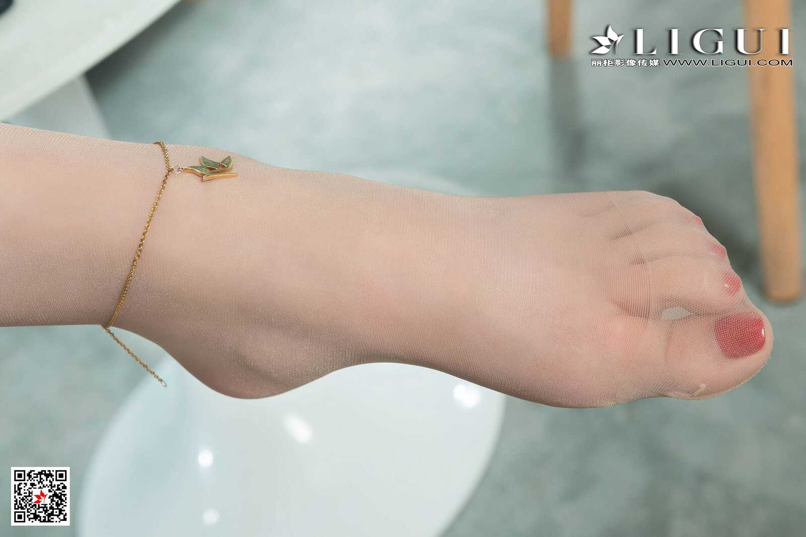 Model 伊伊《肉丝美腿高跟OL》 [丽柜LIGUI] 网络丽人第4张