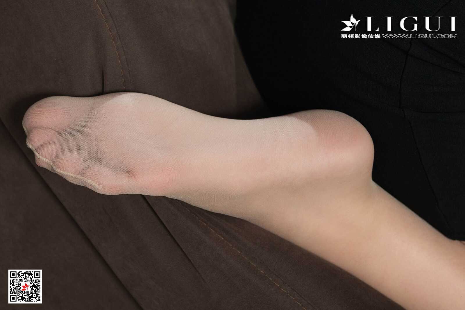 Model 小瑶瑶《西服长腿OL丝足》 [丽柜Ligui] 写真集第1张