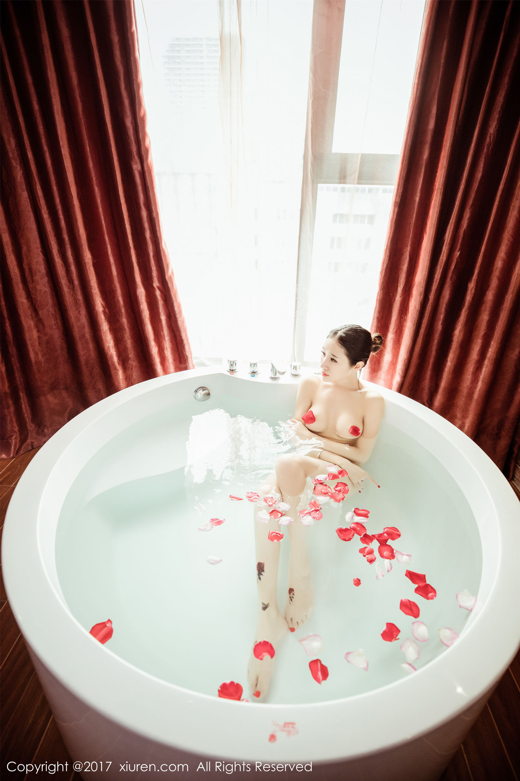 小杨幂@馨怡《花瓣浴、透视蕾丝内衣+野性豹纹》 秀人网XIUREN No.752第3张