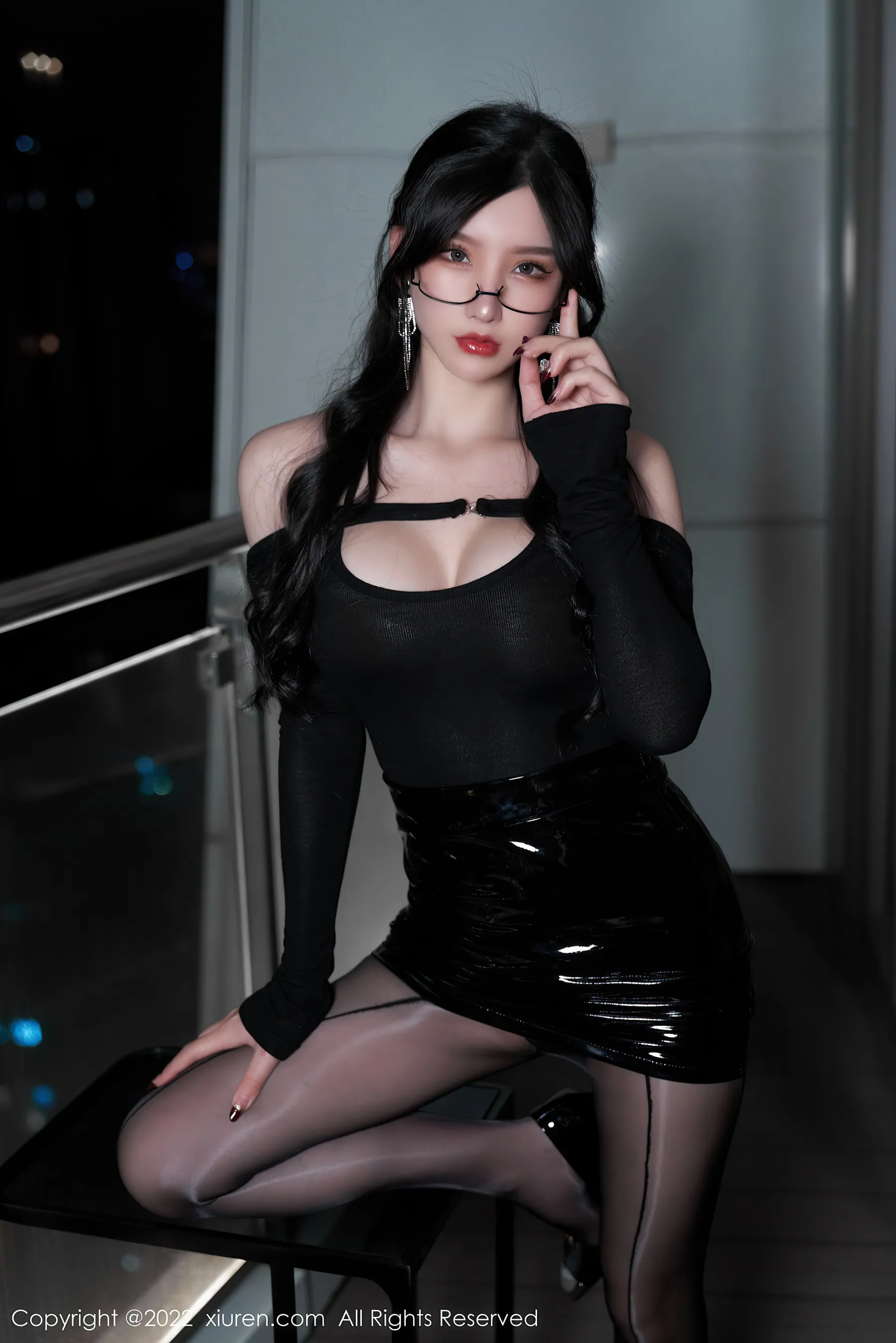  秀人网 No.4843 周于希Sally 黑丝美臀酥胸半露写真第1张