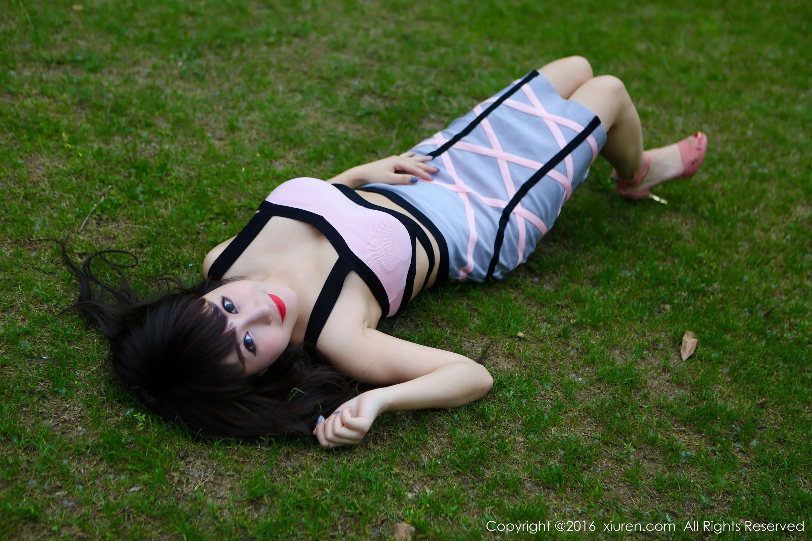  陈巧蓓isabella《外拍超短裙系列》 秀人网 No.529第18张