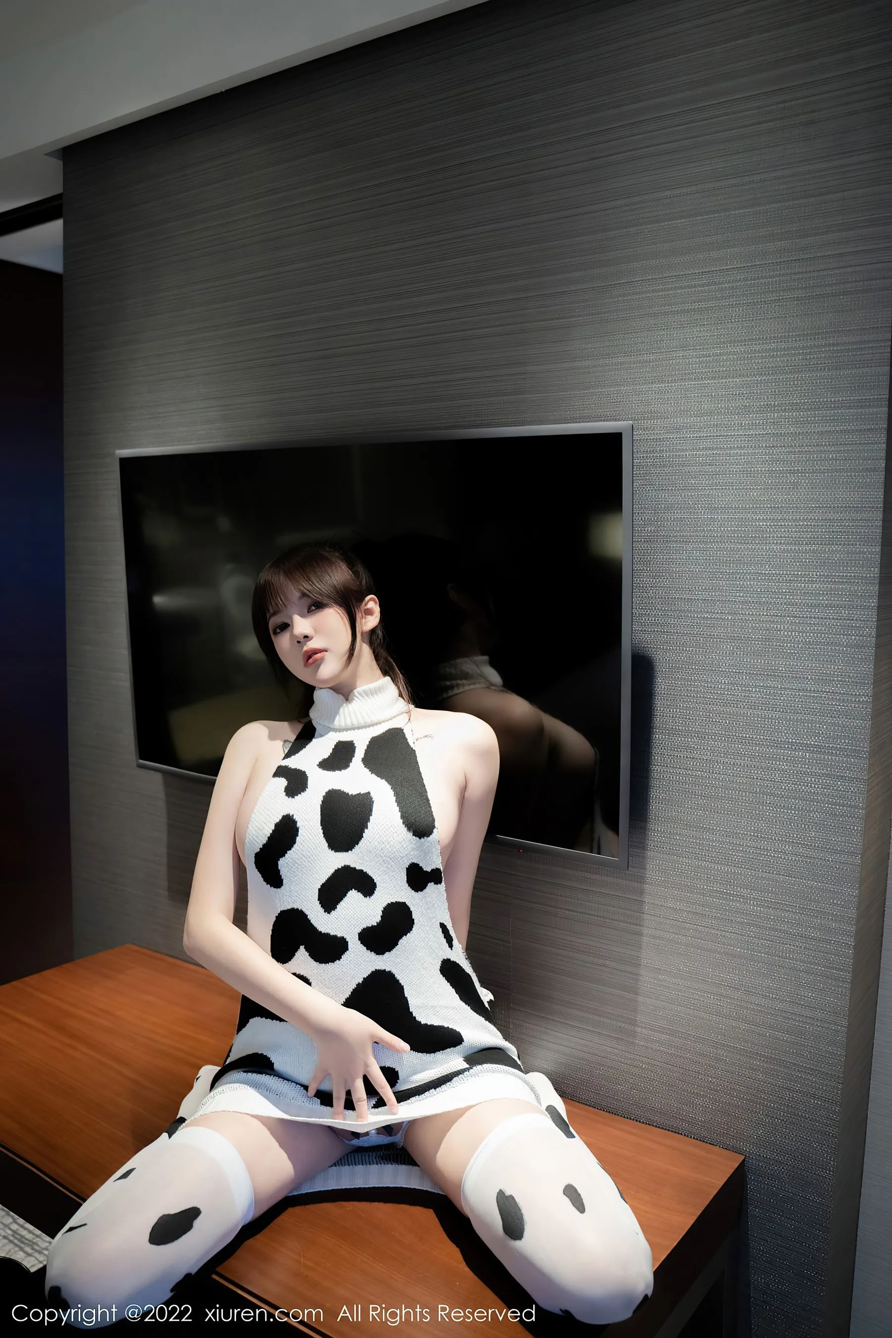 秀人网 No.5896 Arude薇薇 奶牛服美臀第18张