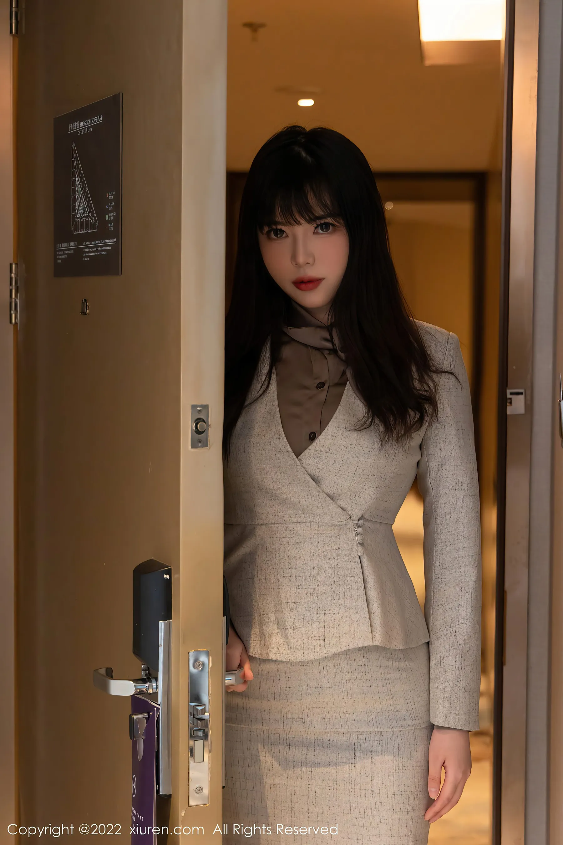  秀人网 No.4689 Arude薇薇 丝袜美腿短裙写真第1张