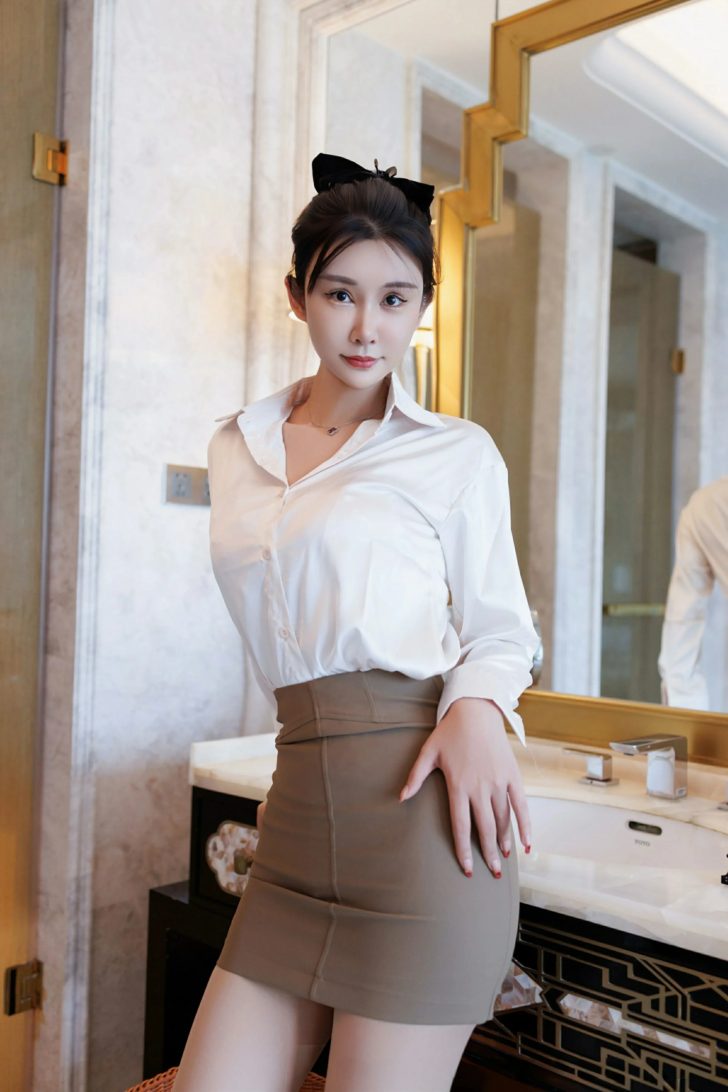  秀人网 No.10543 艺艺yiyi [49P]第1张