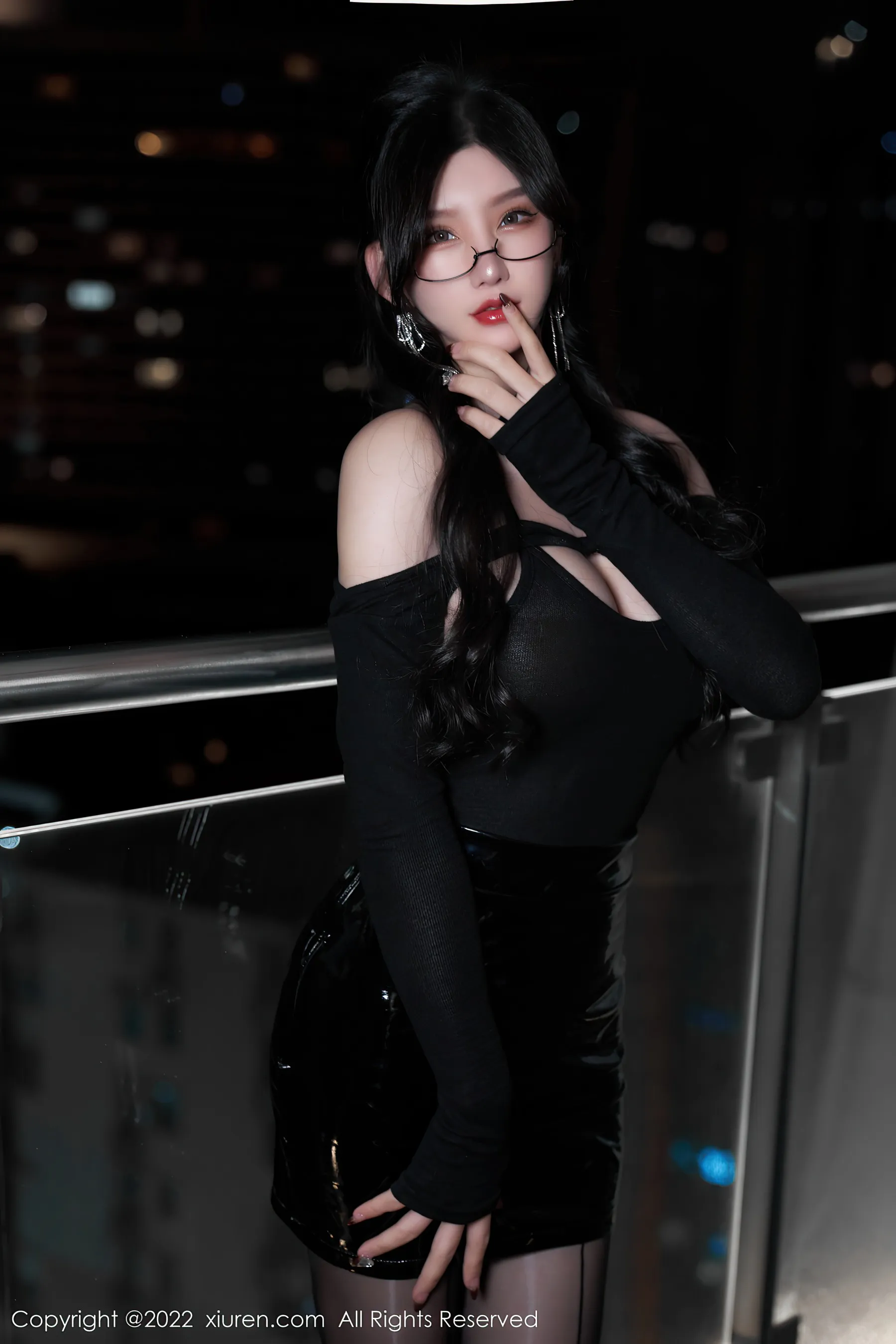 秀人网 No.4843 周于希Sally 黑丝美臀酥胸半露写真第16张