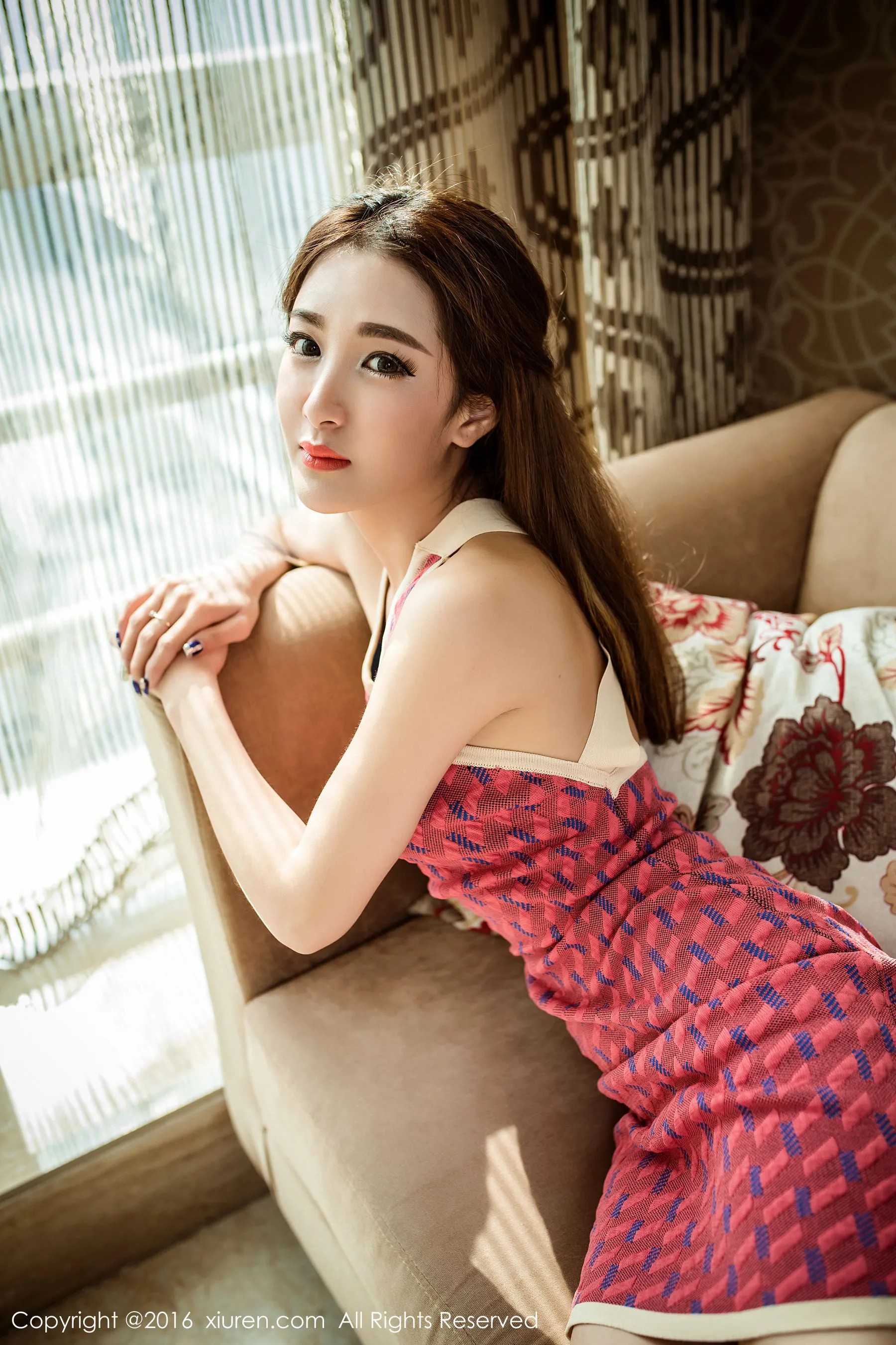 Sugar梁莹《短裙、透纱背心、黑丝》 秀人网 No.569第2张