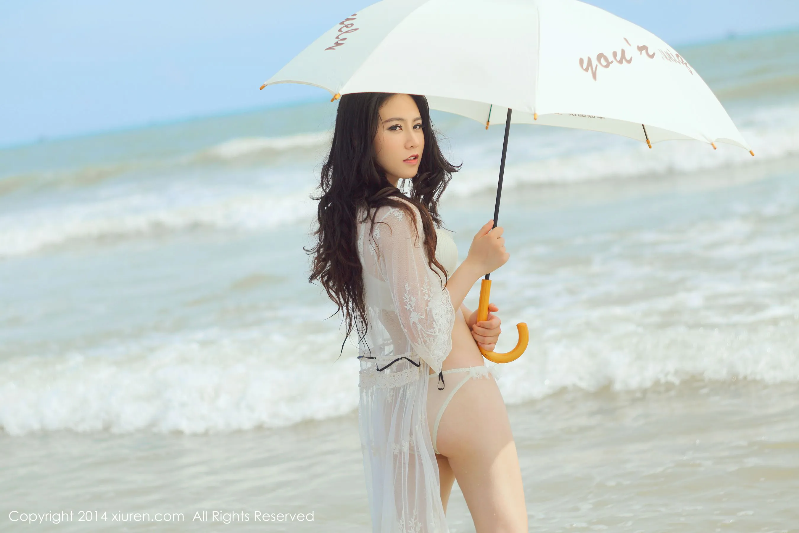 Sissi诗诗《户外海边+酒店室内混搭》 秀人网 No.160第2张