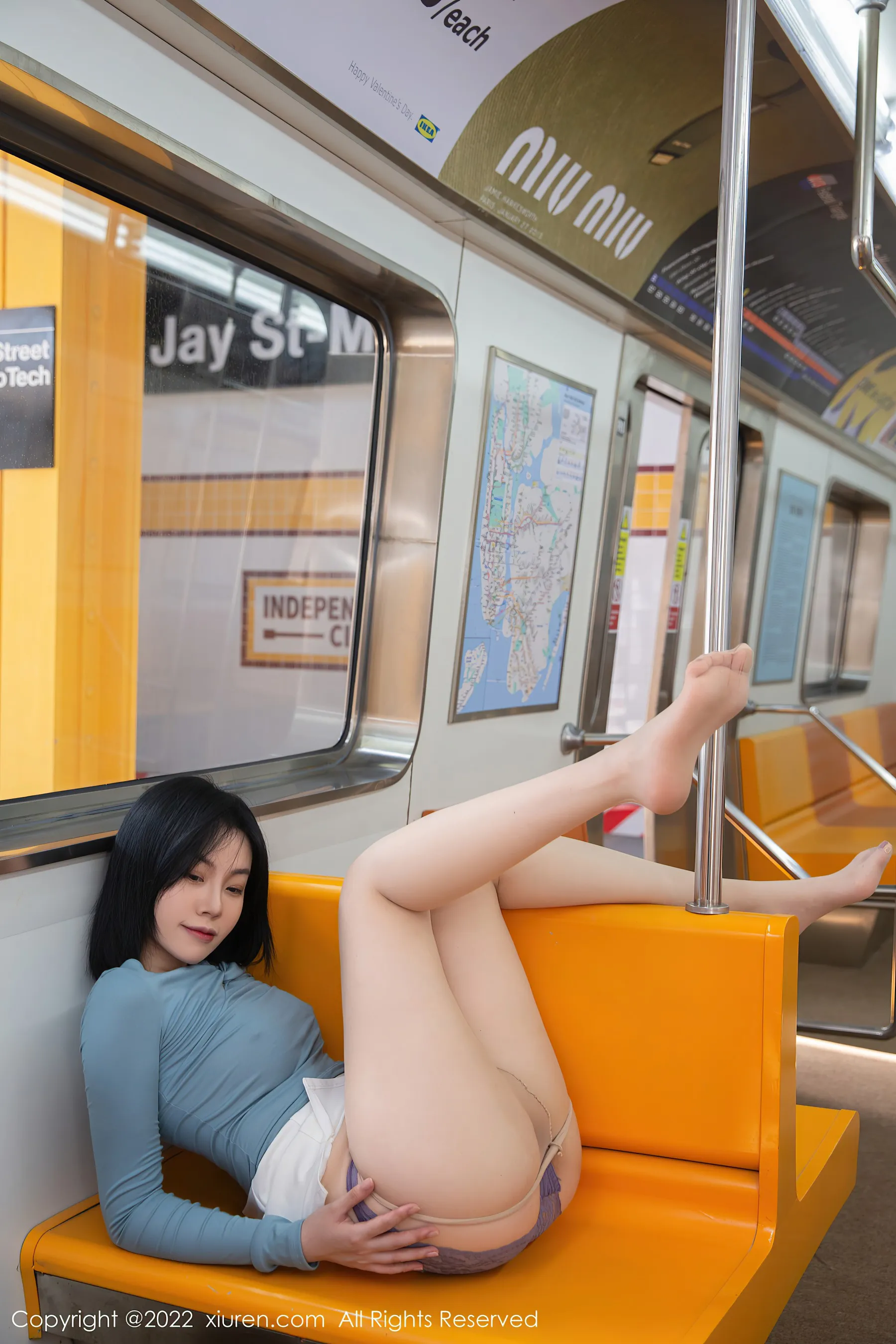  秀人网 No.4702 一颗甜蛋黄a 丝袜短裙写真第19张