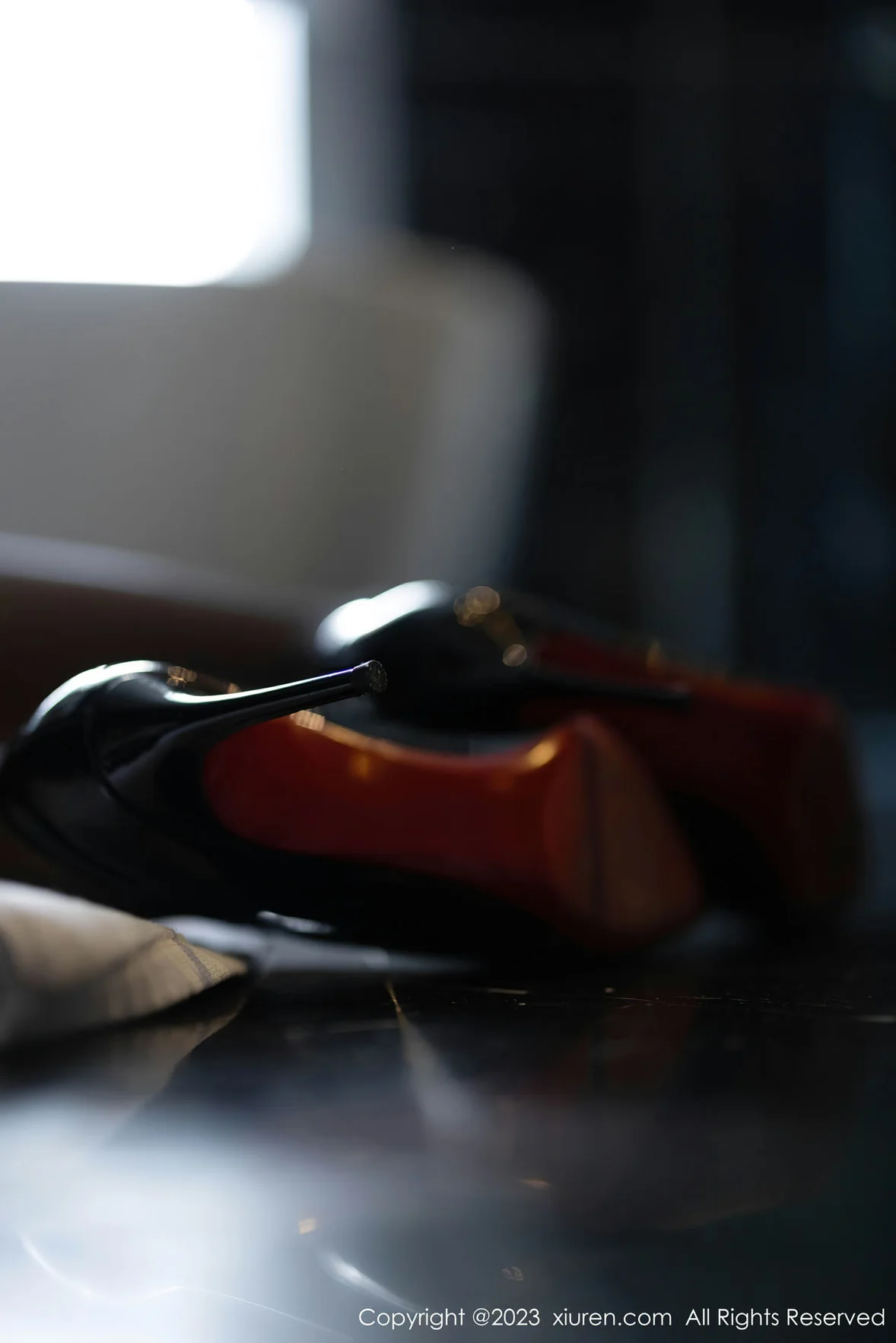  XiuRen 秀人 No.6990 可樂Vicky 捆绑黑色高开叉性感写真 [70P]第16张