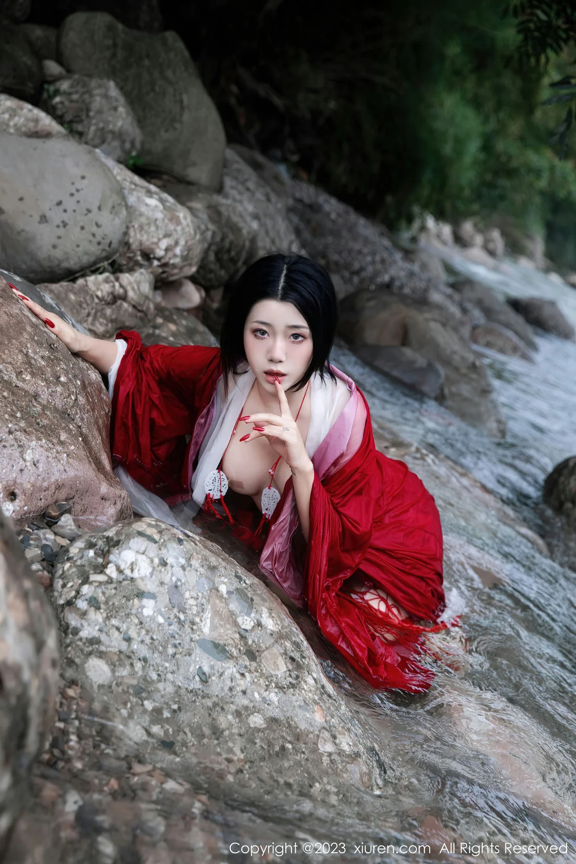  XiuRen 秀人 No.7295 严利娅Yuliya 户外诱惑红色古装性感写真 [90P]第19张