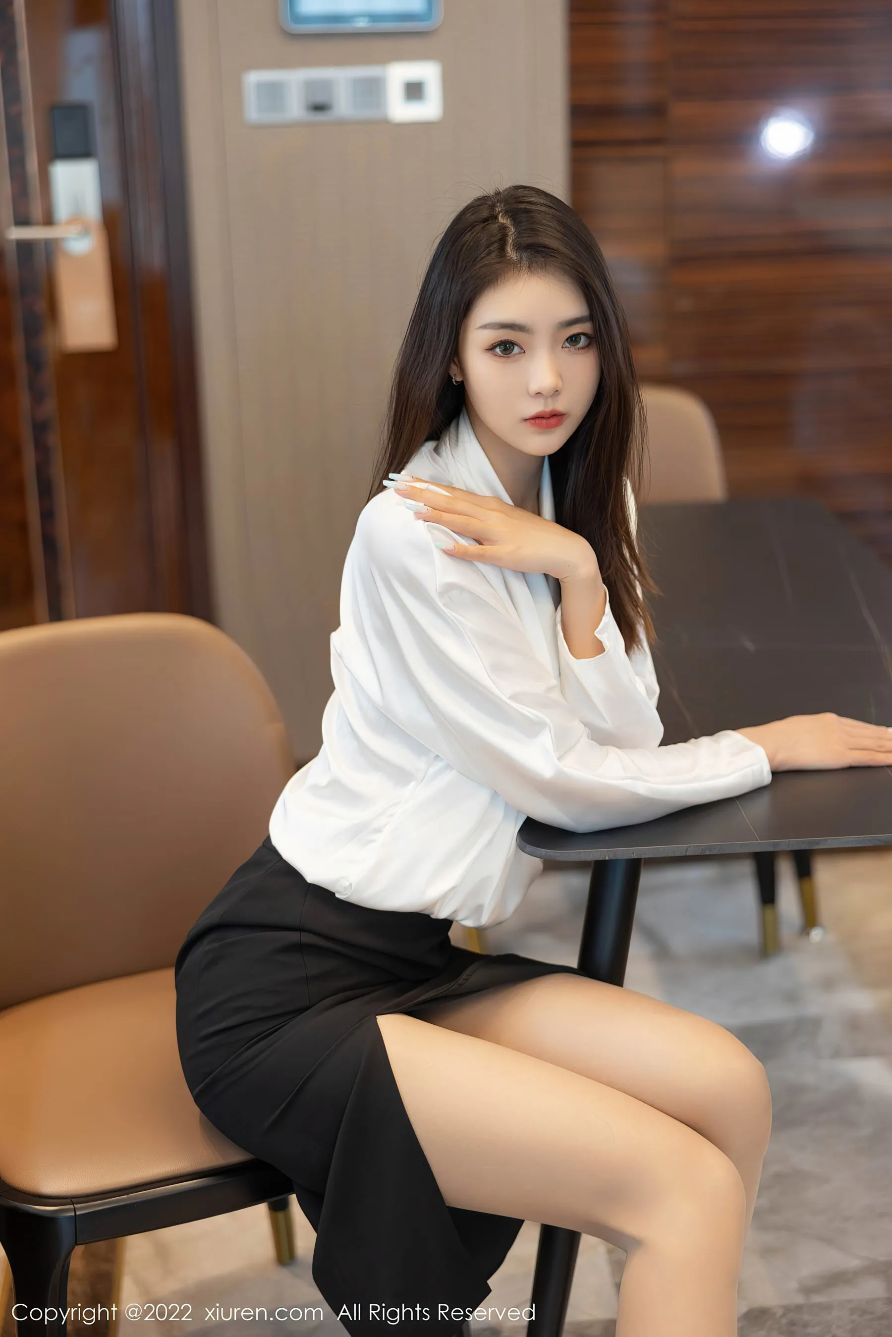  秀人网 No.4869 可樂Vicky 长发美女丝袜美腿写真第15张