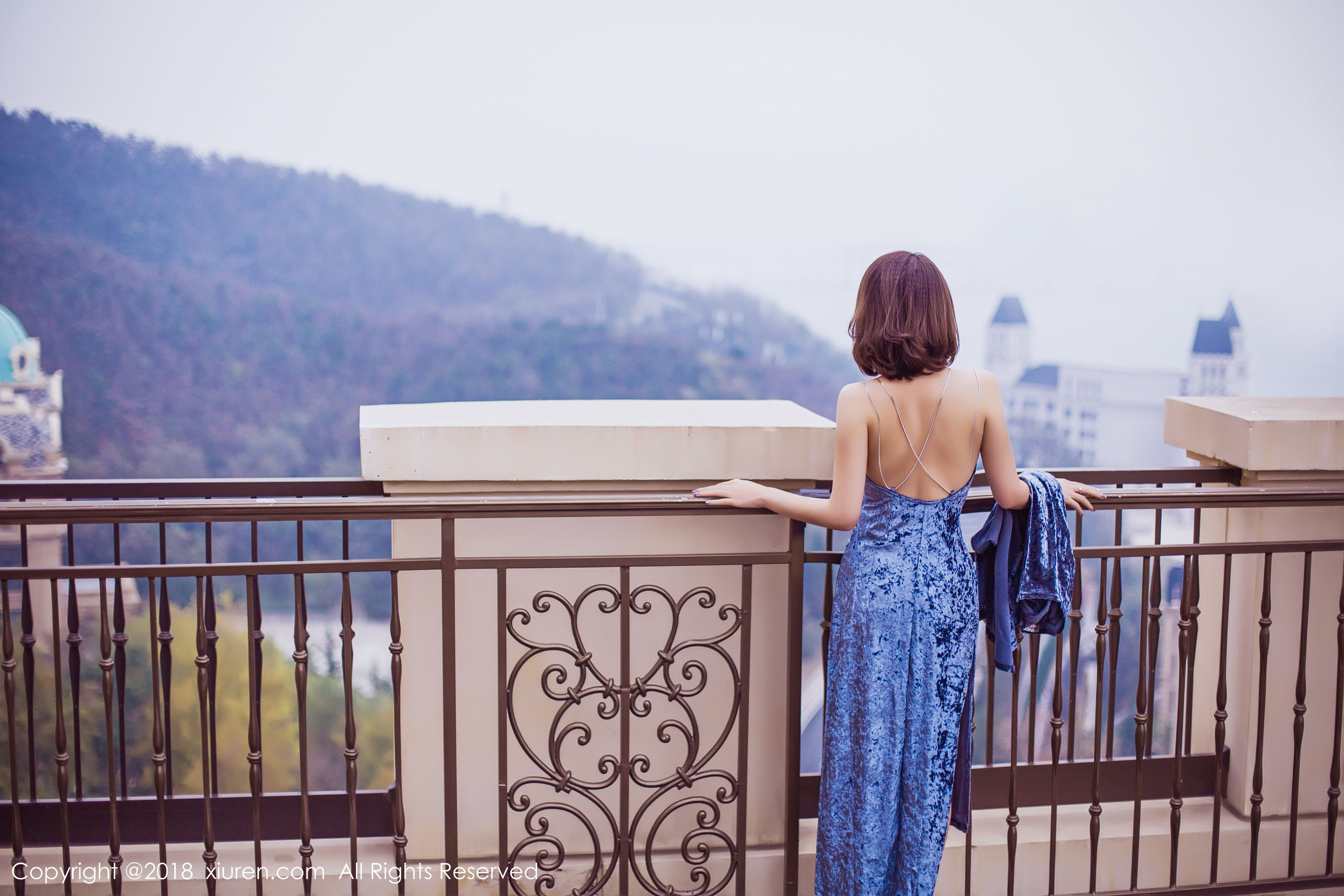  女神@廿十《长裙街拍+内衣+浴袍》 秀人 No.935第3张