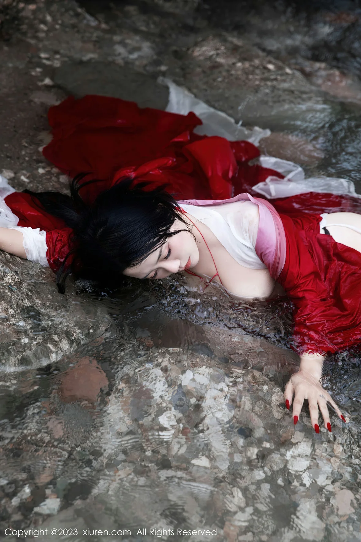  XiuRen 秀人 No.7295 严利娅Yuliya 户外诱惑红色古装性感写真 [90P]第20张