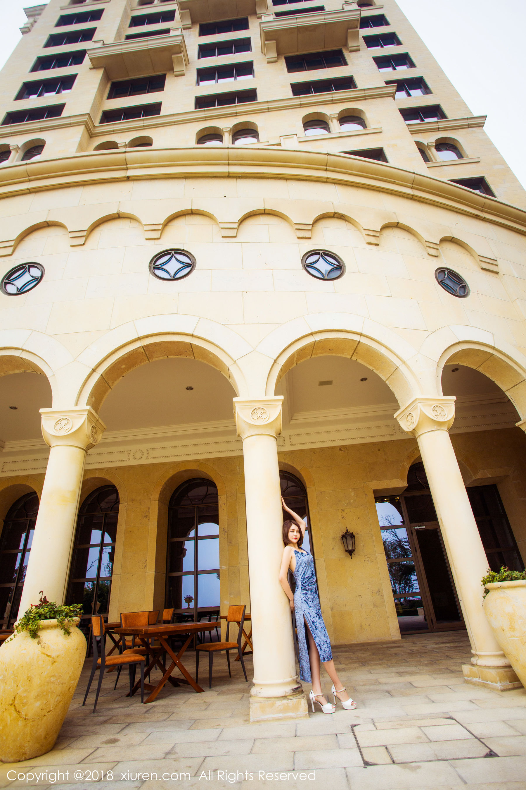  女神@廿十《长裙街拍+内衣+浴袍》 秀人 No.935第8张