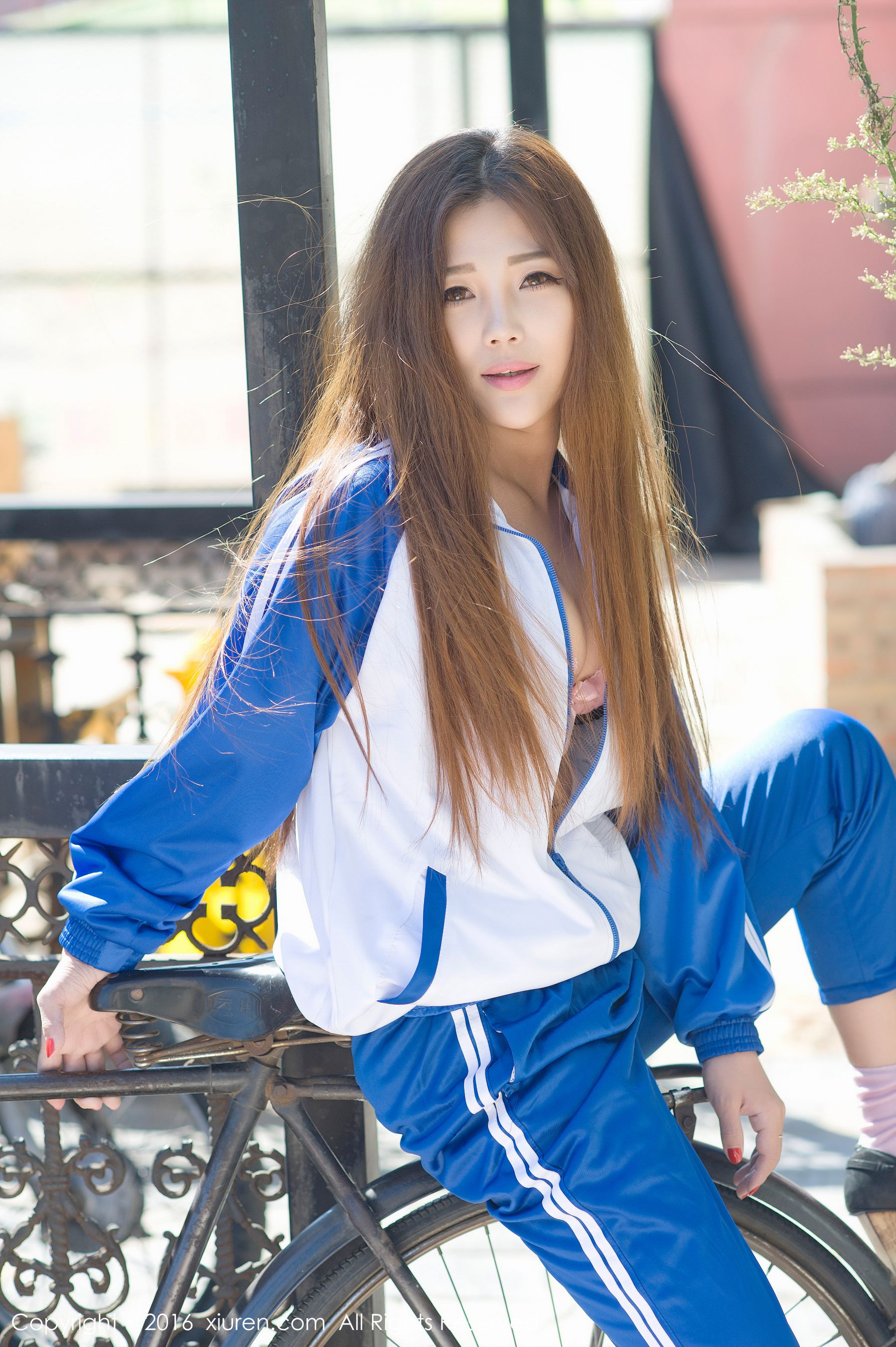 周予然《高中校服户外爆乳,经典日系校服》 秀人网 No.651第13张