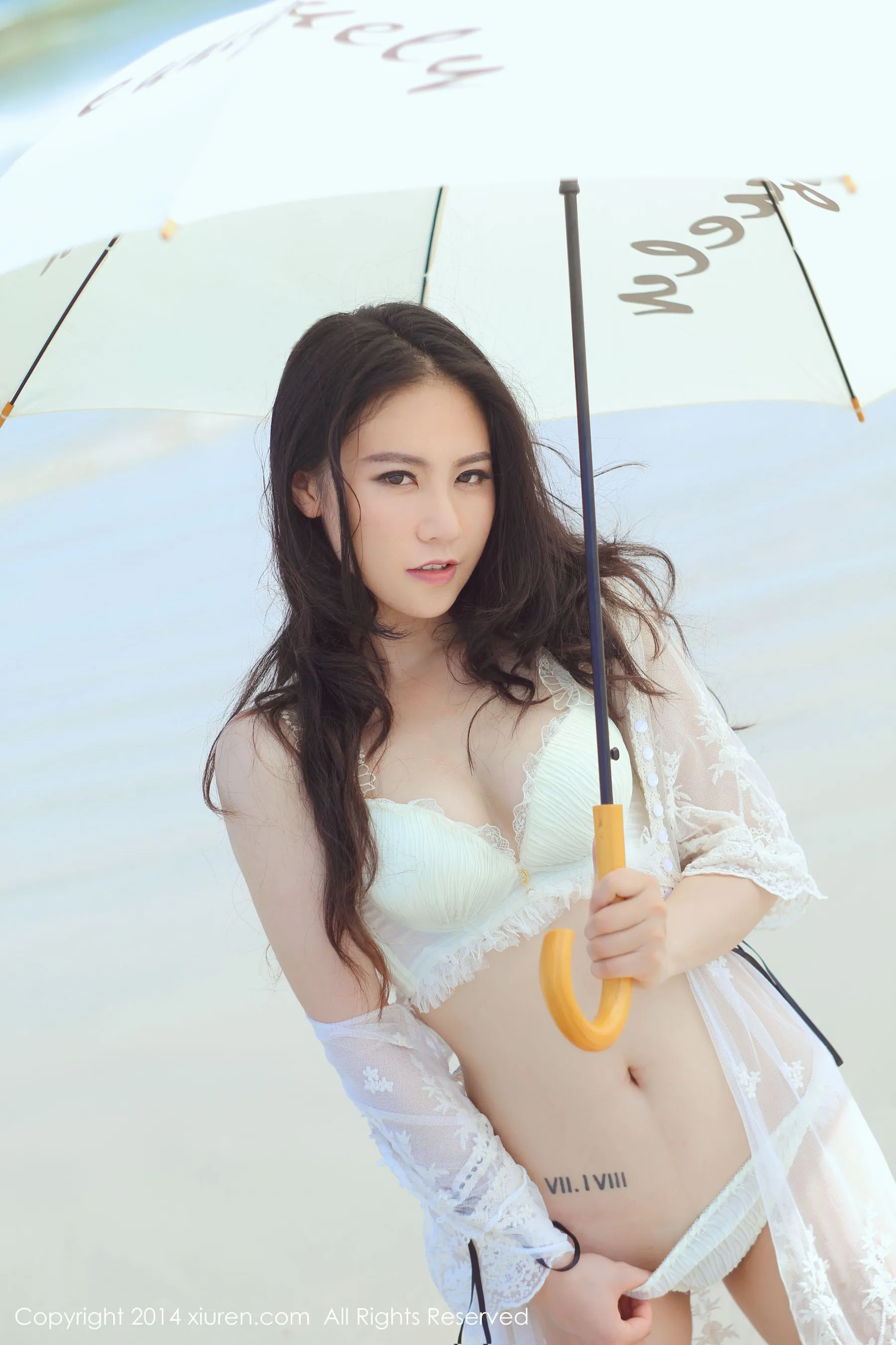 Sissi诗诗《户外海边+酒店室内混搭》 秀人网 No.160第2张