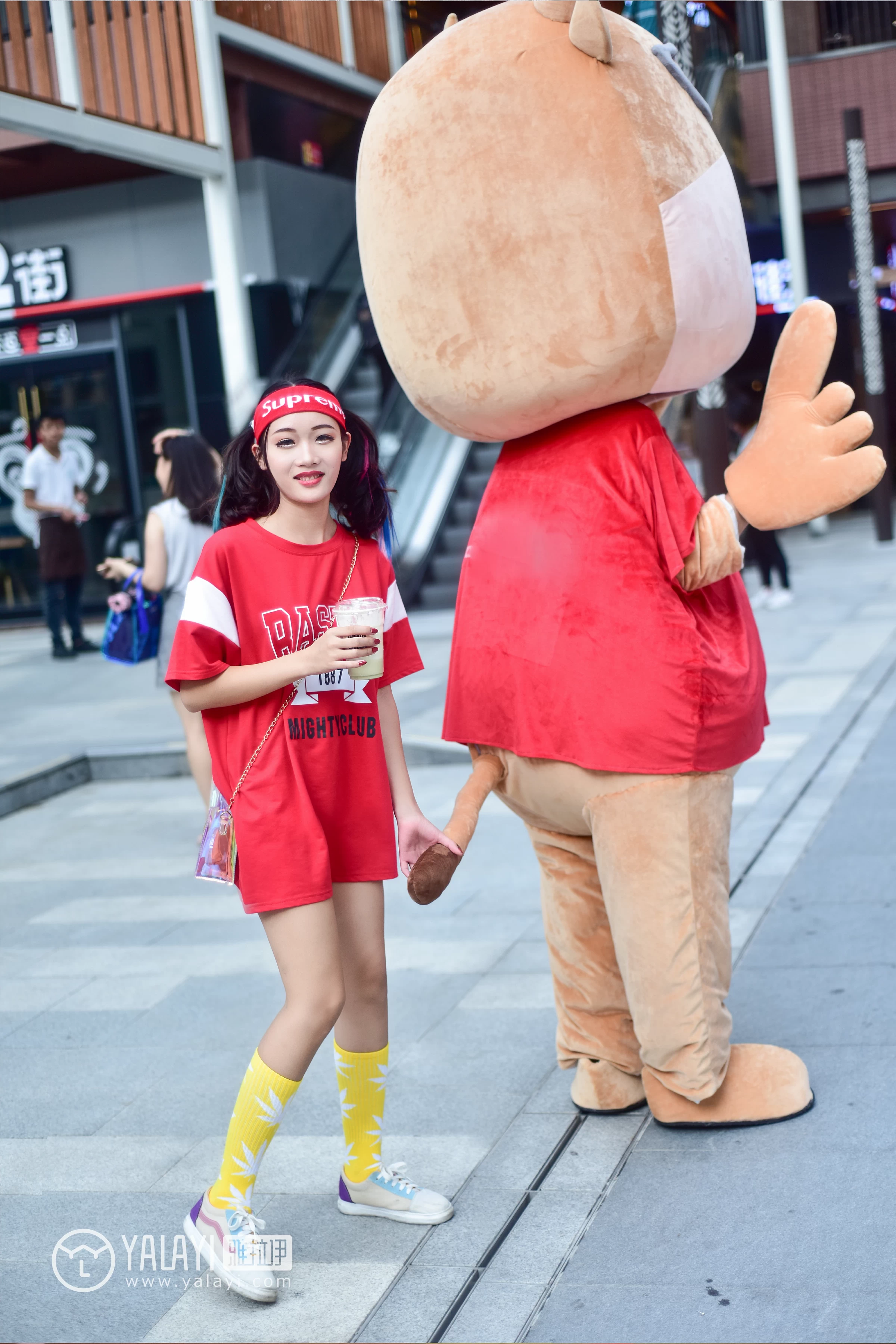 [YALAYI雅拉伊]NO.031 周末时光 兔洱 红色短袖加牛仔热裤性感私房写真集第10张