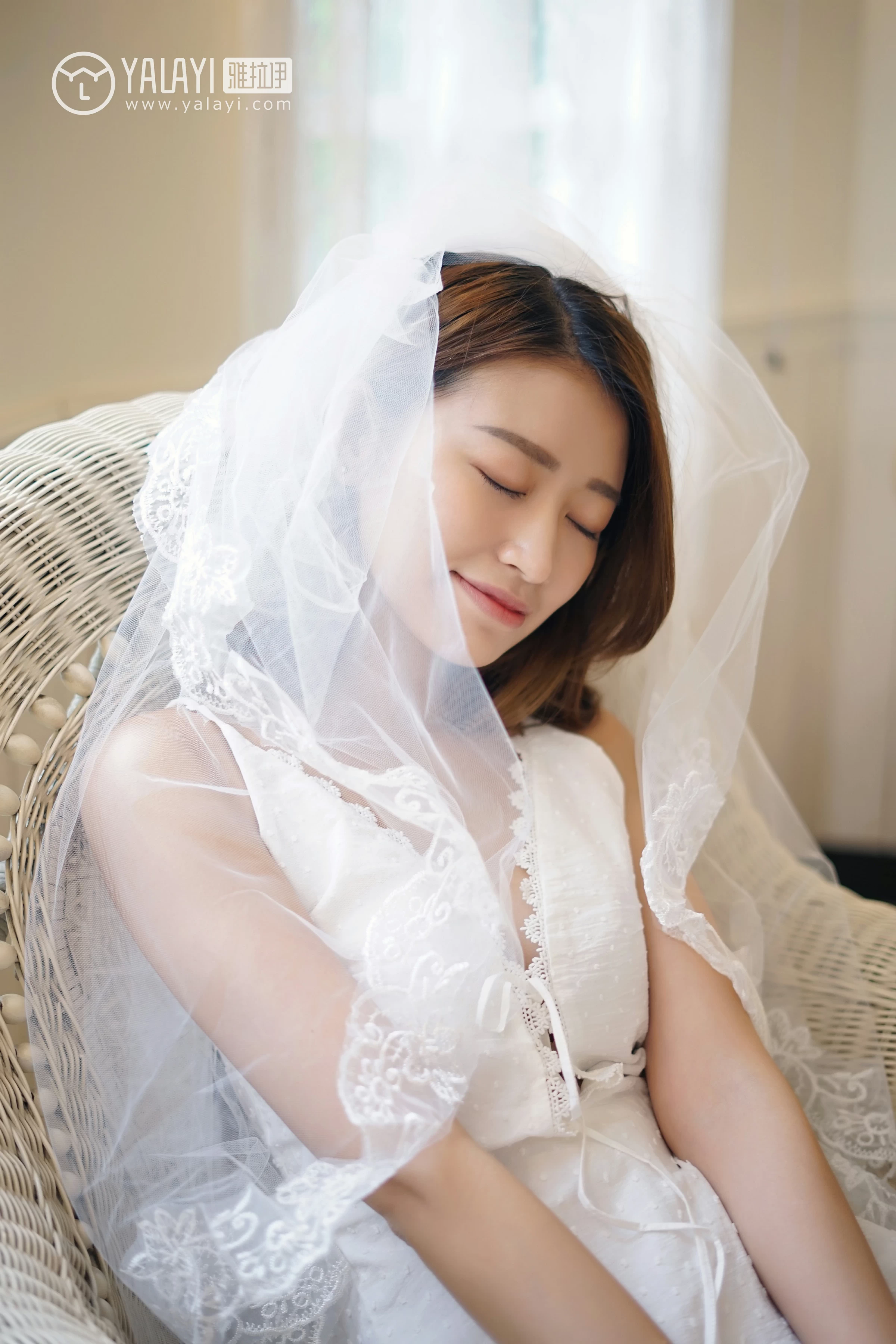 [YALAYI雅拉伊]NO.037 午后阳光 饰媛 白色吊带蕾丝连衣裙性感私房写真集第4张