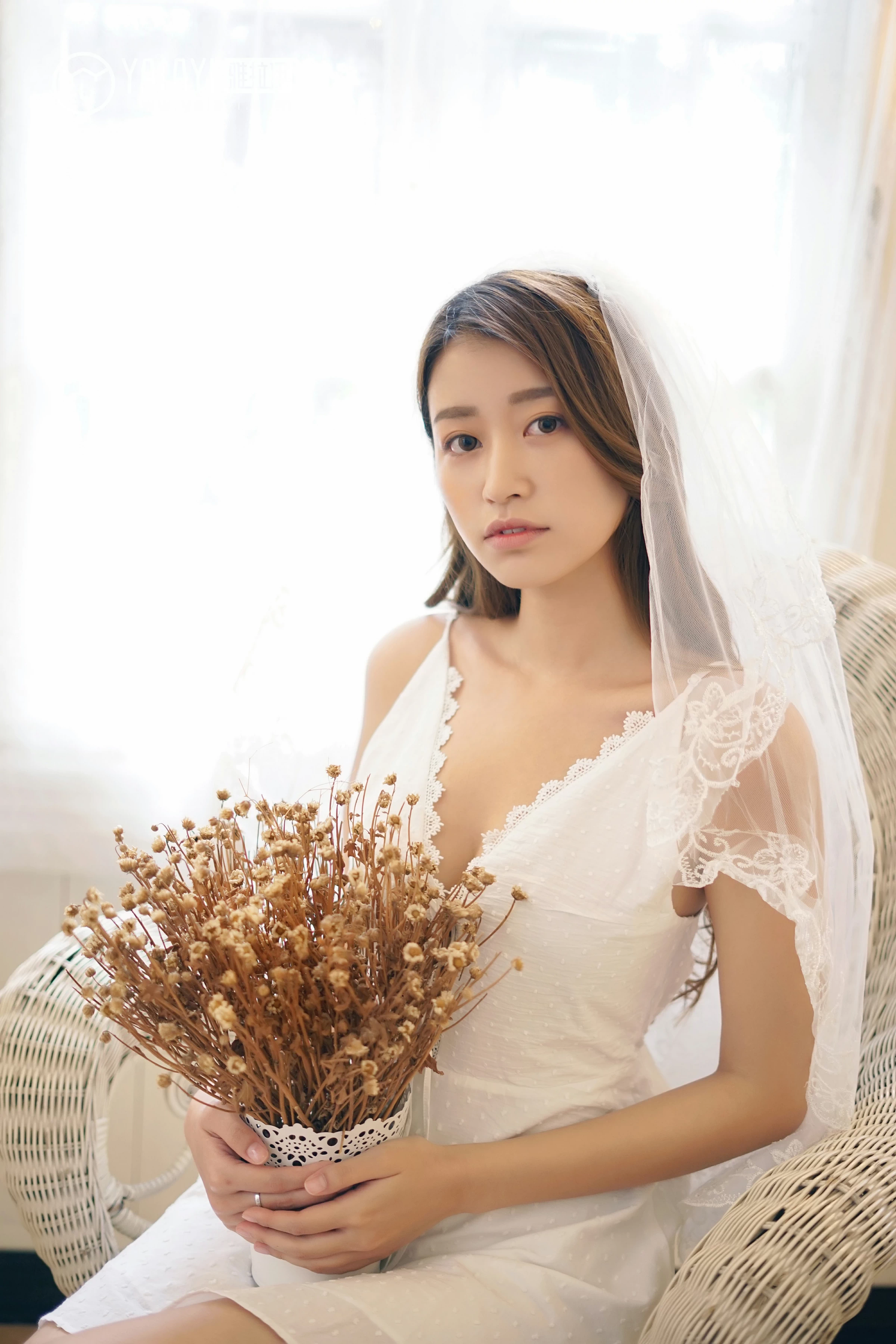 [YALAYI雅拉伊]NO.037 午后阳光 饰媛 白色吊带蕾丝连衣裙性感私房写真集第7张