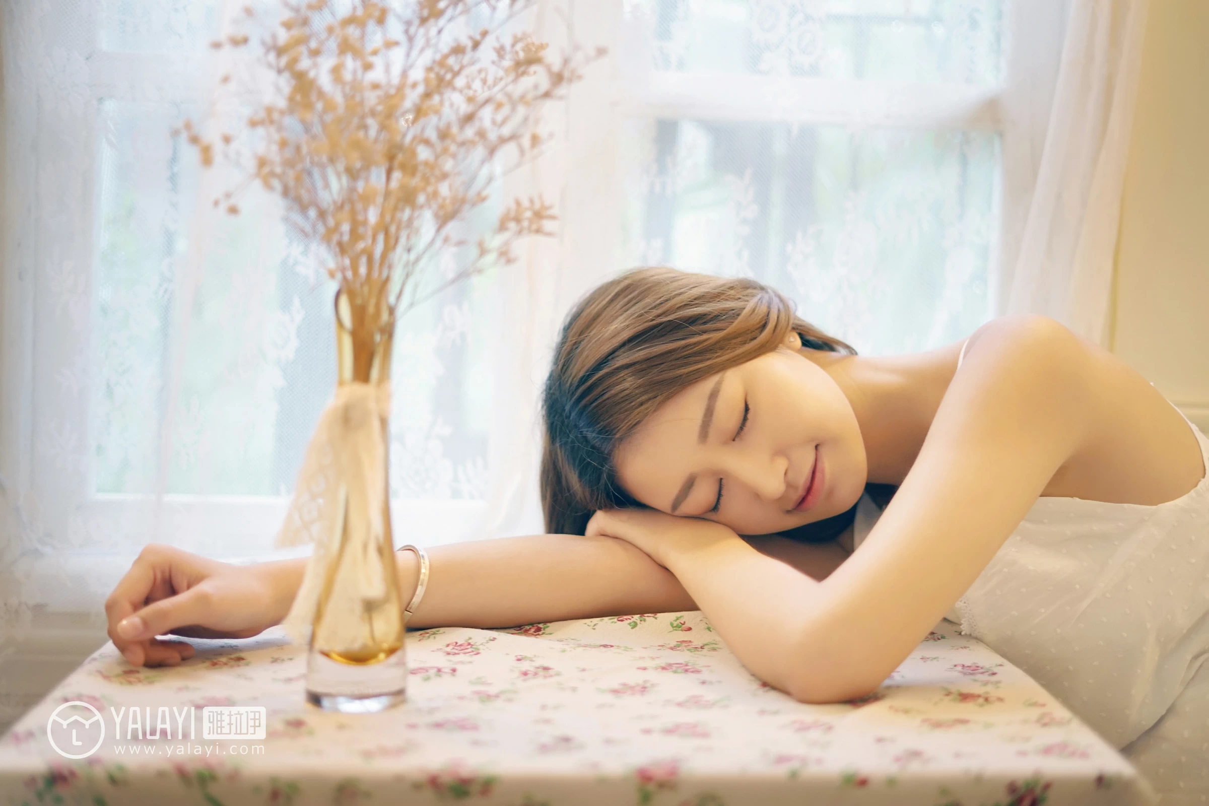 [YALAYI雅拉伊]NO.037 午后阳光 饰媛 白色吊带蕾丝连衣裙性感私房写真集第14张
