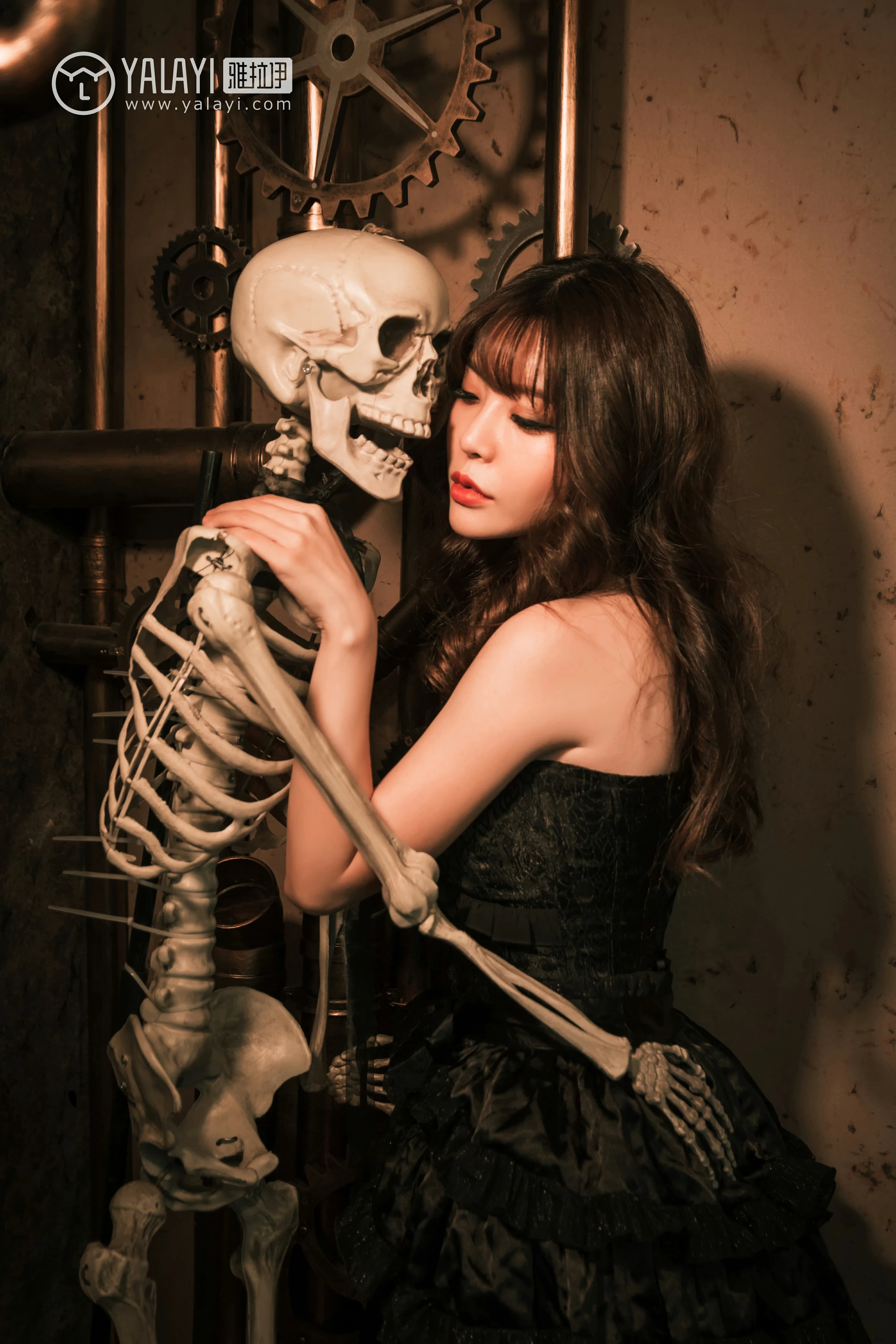 [YALAYI雅拉伊]NO.046 洛丽塔 阳阳 黑色抹胸塑身连衣裙性感私房写真集第9张