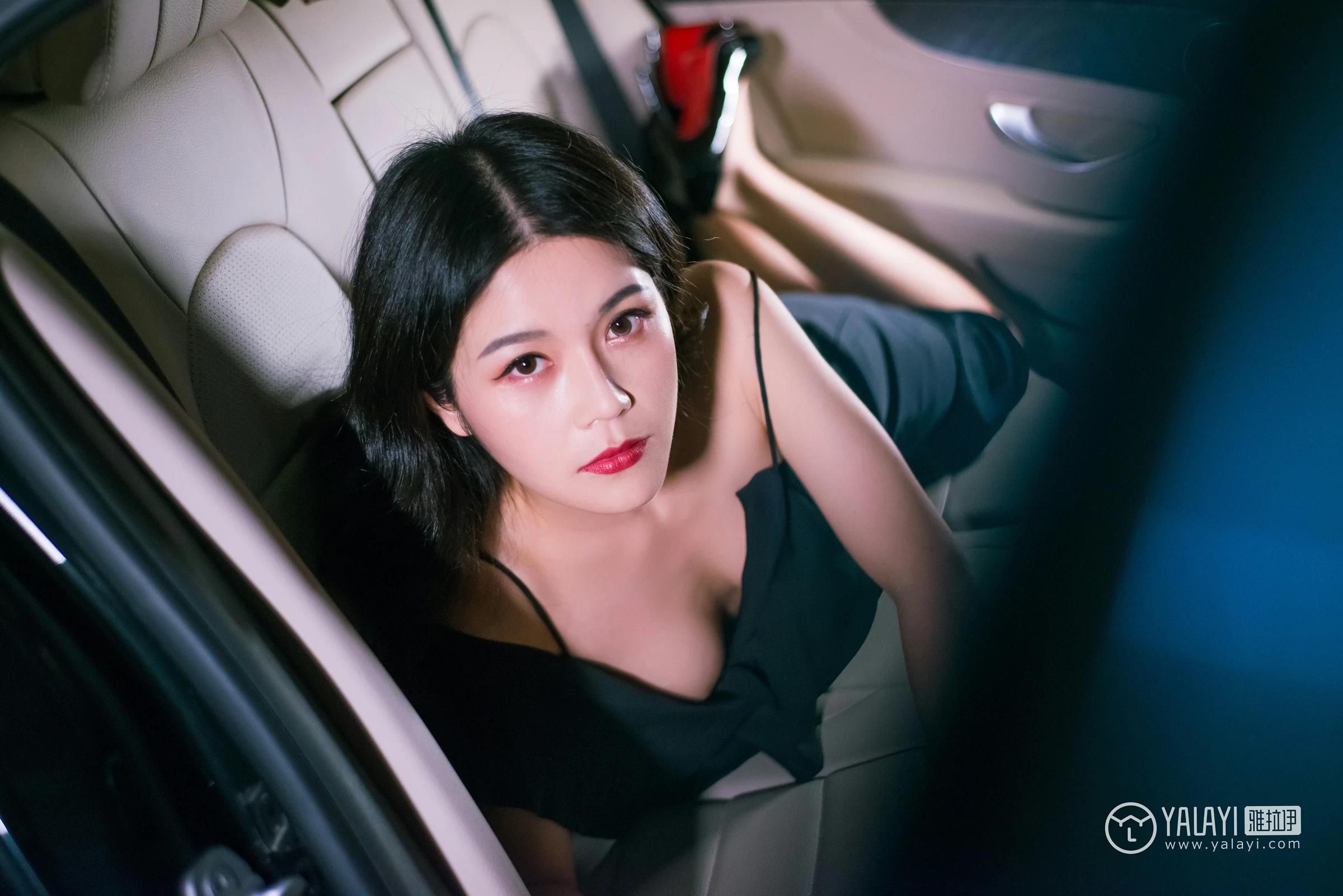 [YALAYI雅拉伊]NO.050 如野 莉莉 黑色外套加吊带连身礼裙性感私房写真集第12张