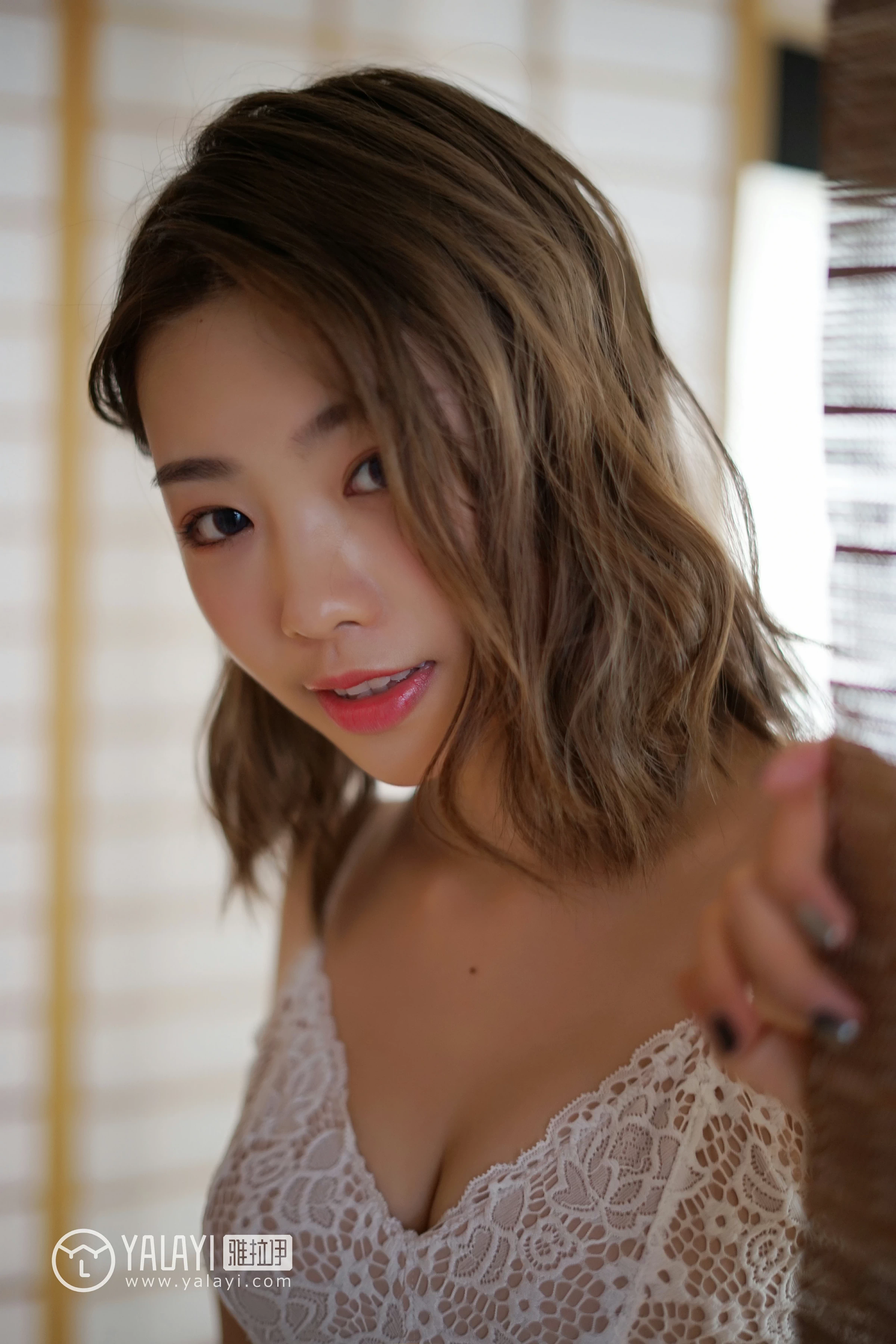 [YALAYI雅拉伊]NO.053 要有光 严冰冰 黑色透视睡衣加白色情趣镂空内衣性感私房写真集第8张