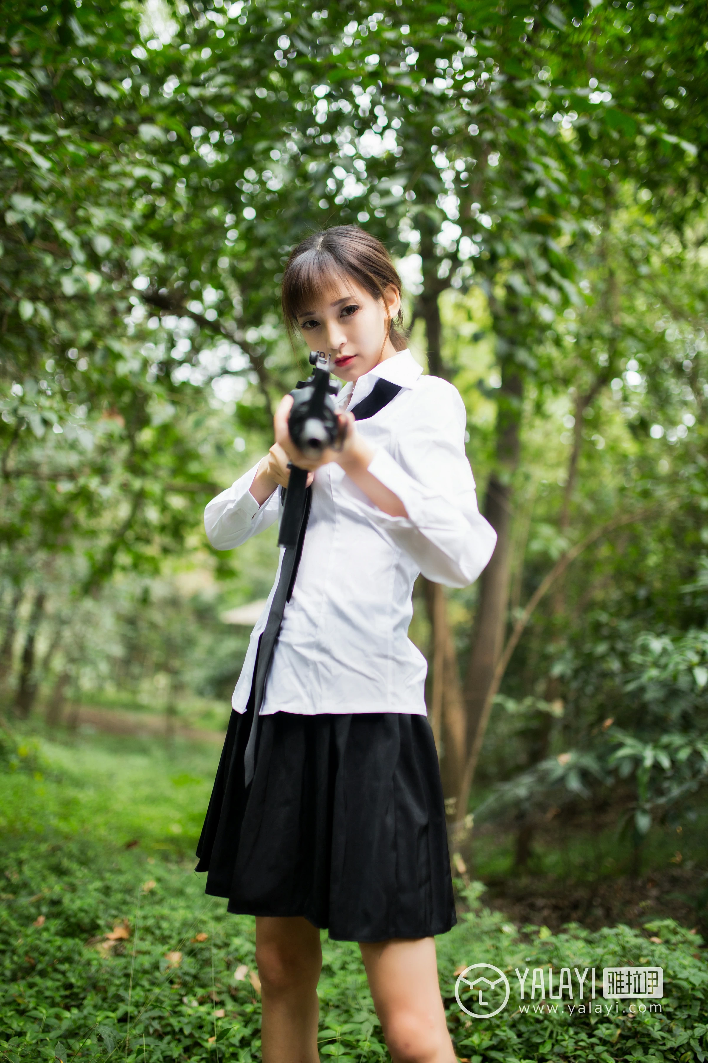 [YALAYI雅拉伊]NO.054 吃鸡少女 蘑菇 黑色内衣与黑色短裙加黑色丝袜美腿性感私房写真集第1张