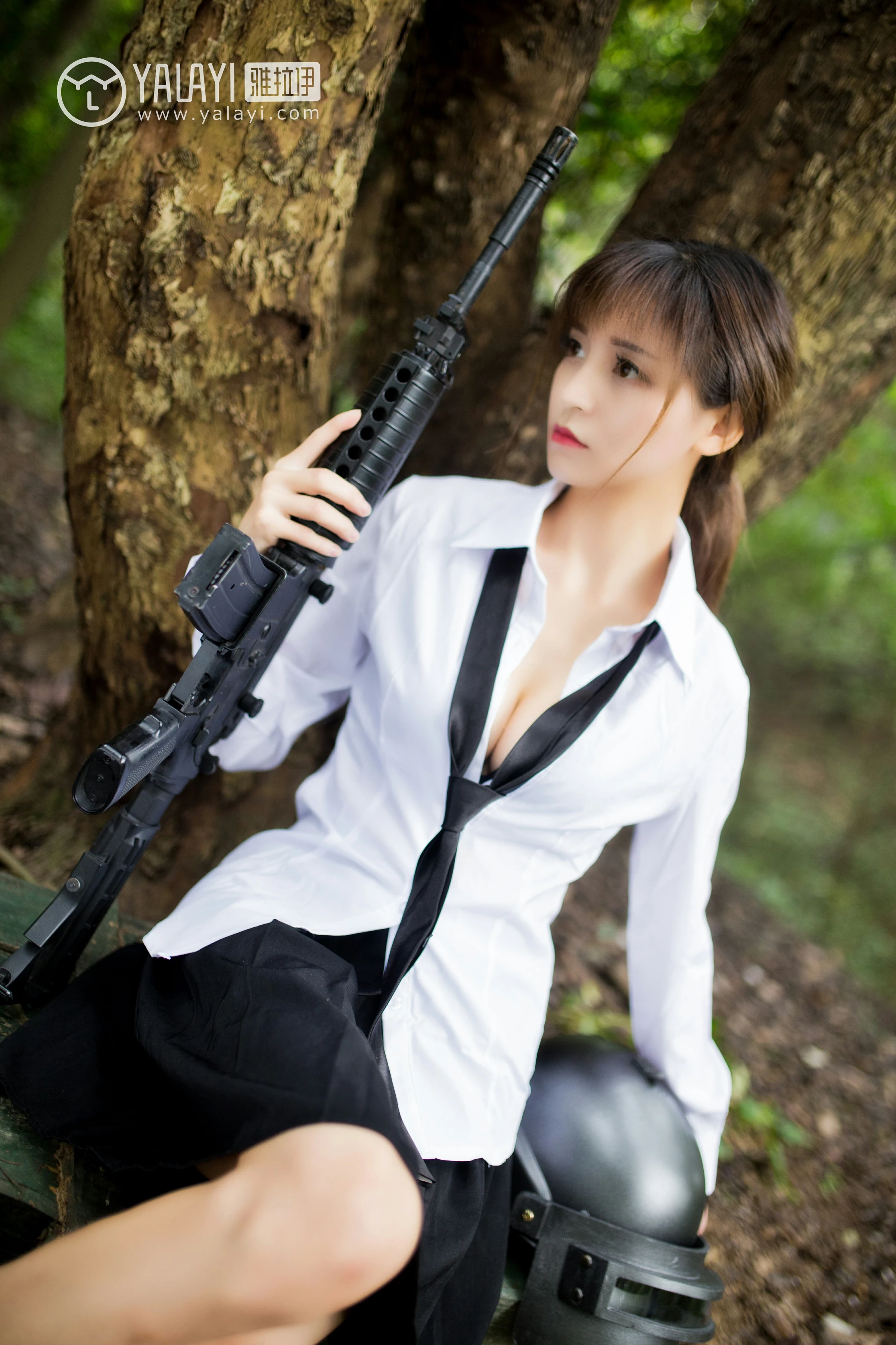 [YALAYI雅拉伊]NO.054 吃鸡少女 蘑菇 黑色内衣与黑色短裙加黑色丝袜美腿性感私房写真集第5张