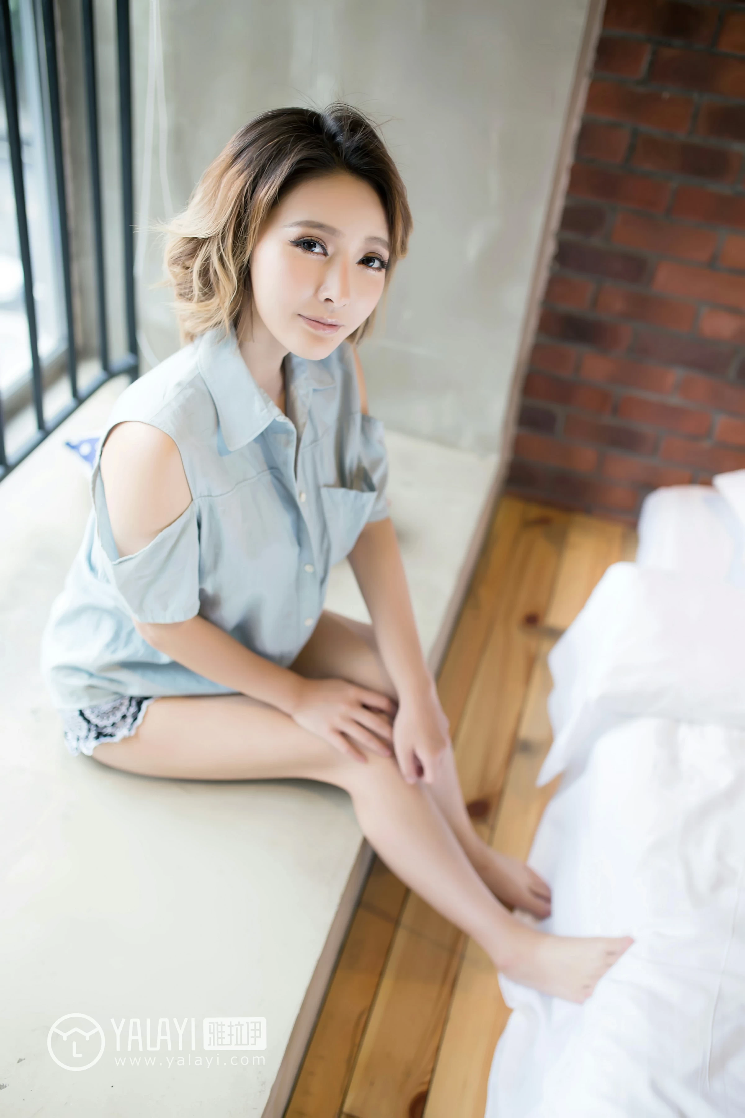 [YALAYI雅拉伊]NO.056 光明的幻象 悠悠酱 短袖衬衫与黑色内衣加蕾丝短裤性感私房写真集第2张