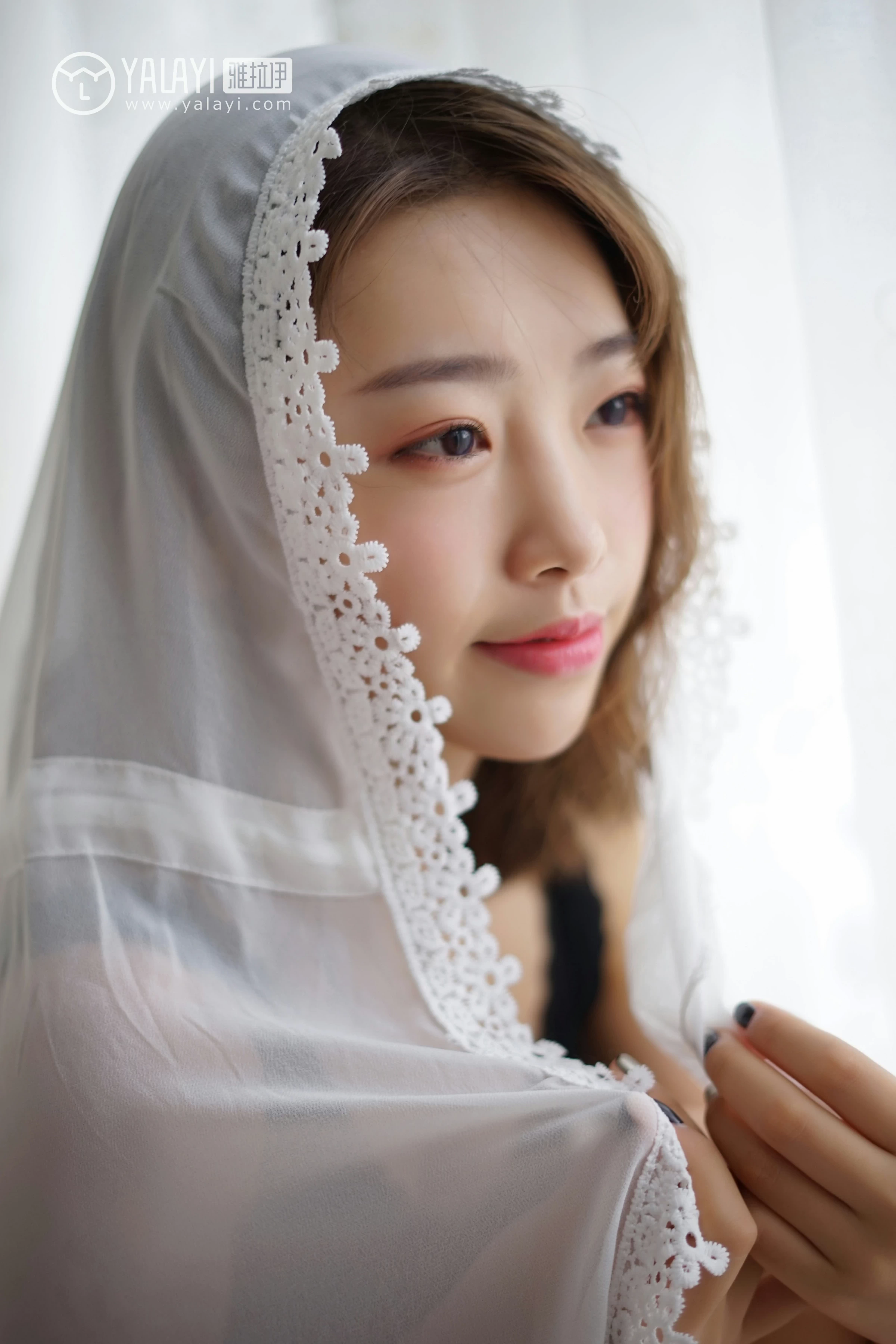 [YALAYI雅拉伊]NO.057 信 严冰冰 黑色蕾丝背心加短裤与吊带连衣裙性感私房写真集第15张