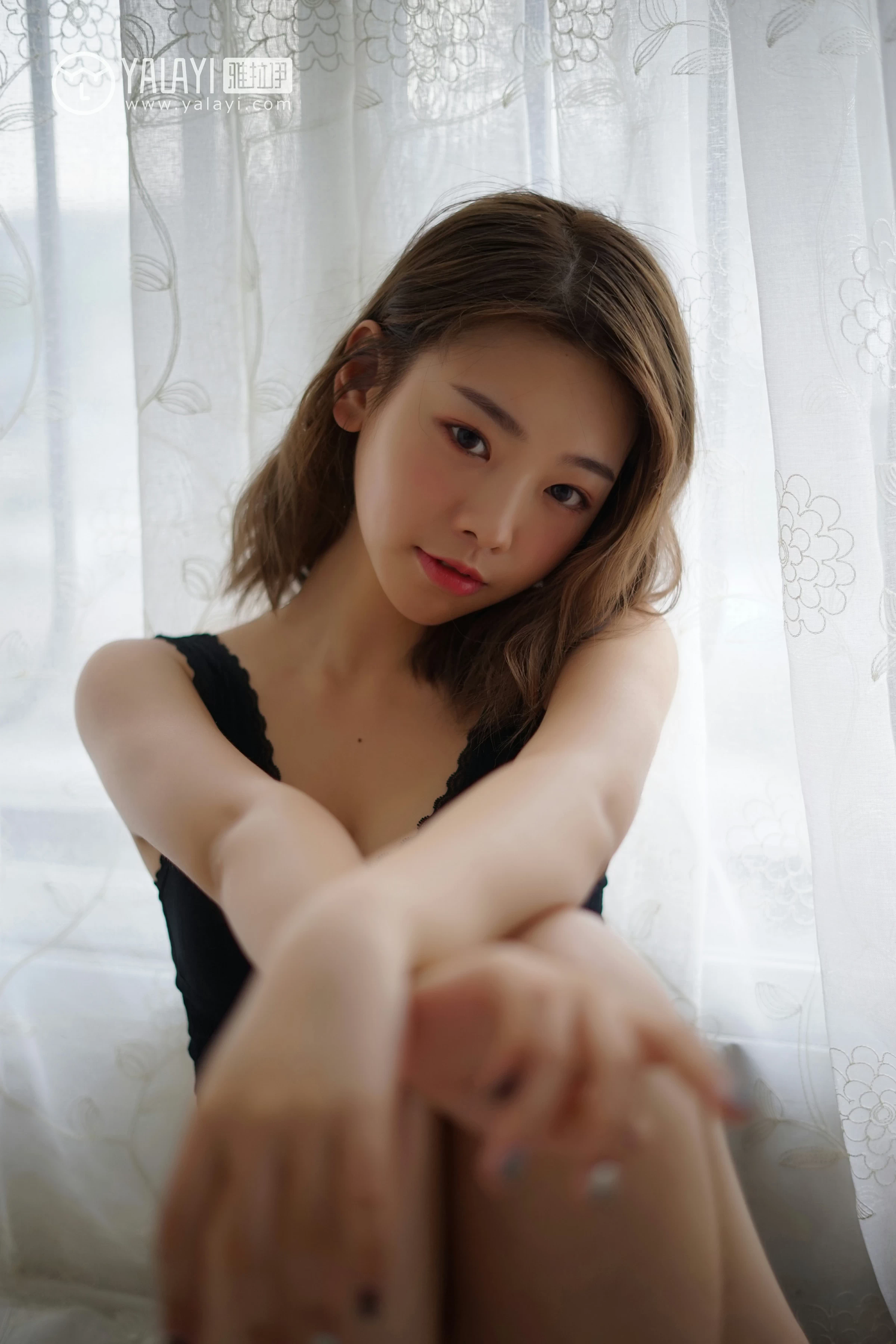 [YALAYI雅拉伊]NO.057 信 严冰冰 黑色蕾丝背心加短裤与吊带连衣裙性感私房写真集第17张