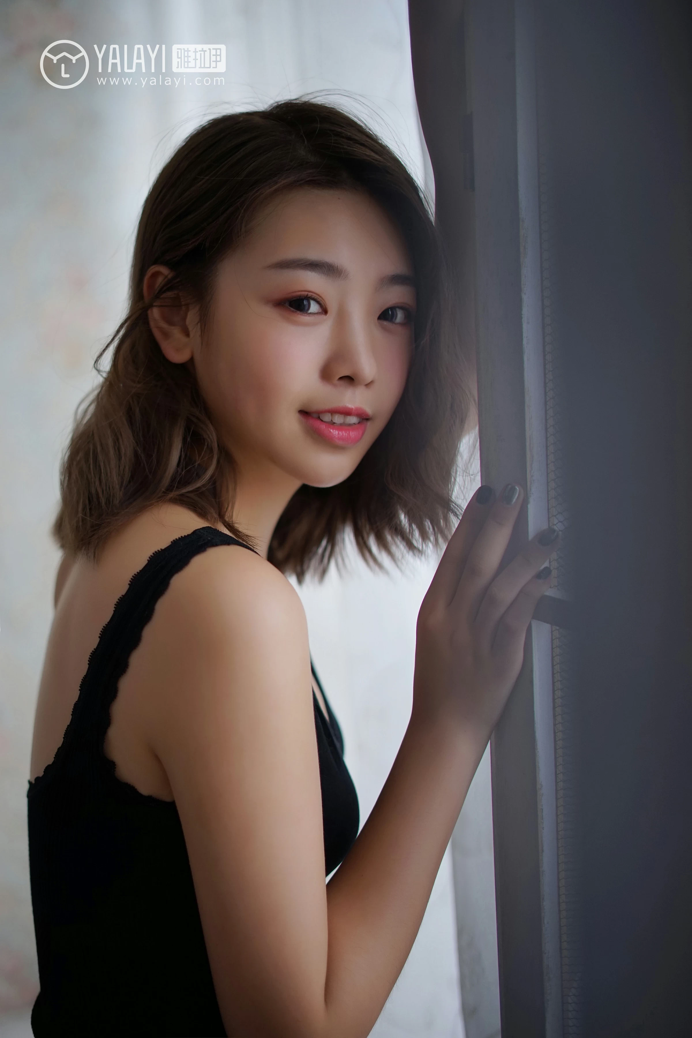 [YALAYI雅拉伊]NO.057 信 严冰冰 黑色蕾丝背心加短裤与吊带连衣裙性感私房写真集第17张