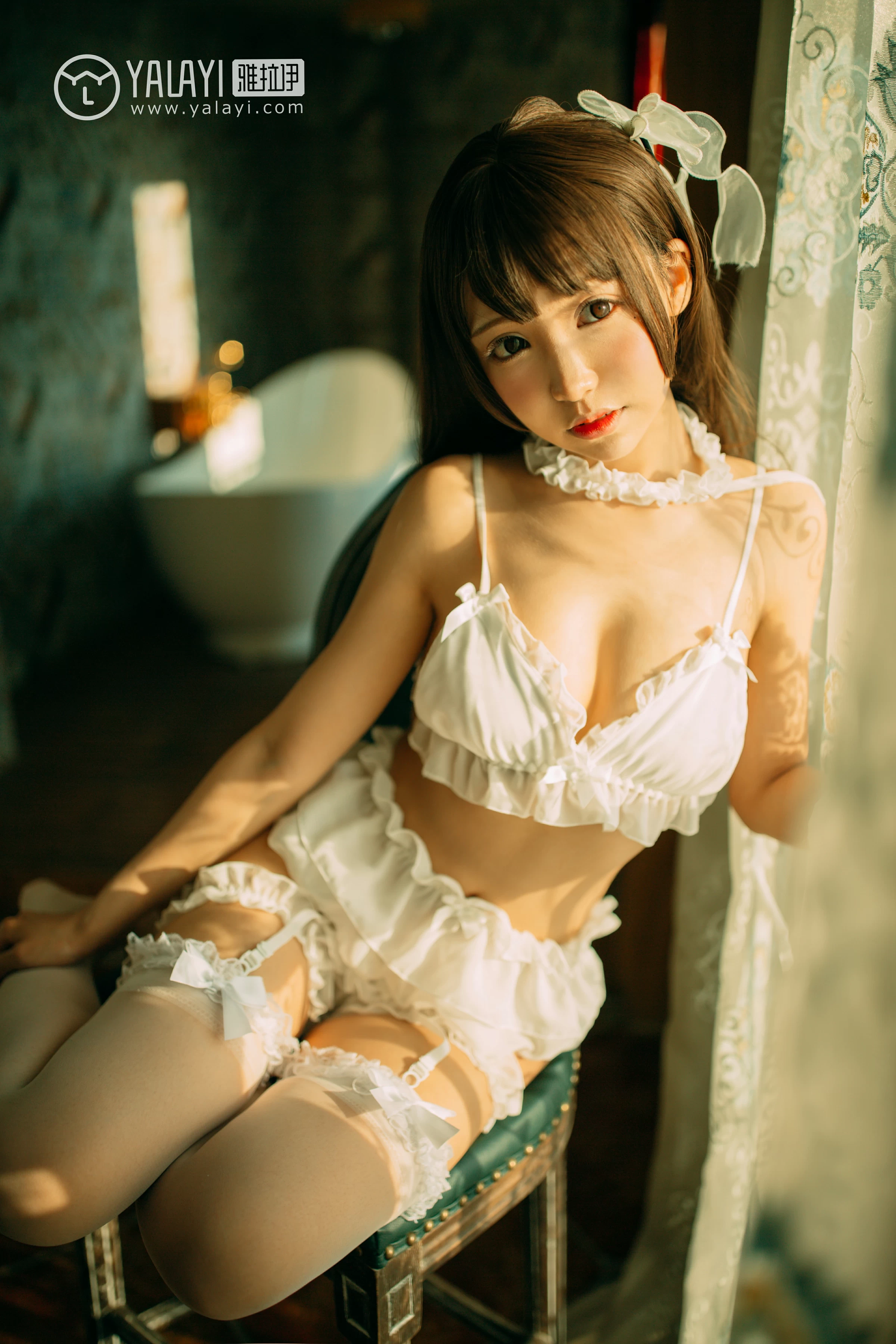 [YALAYI雅拉伊]NO.072 梦里梦外 水花儿 白色情趣内衣与短裙加白色丝袜美腿性感私房写真集第4张
