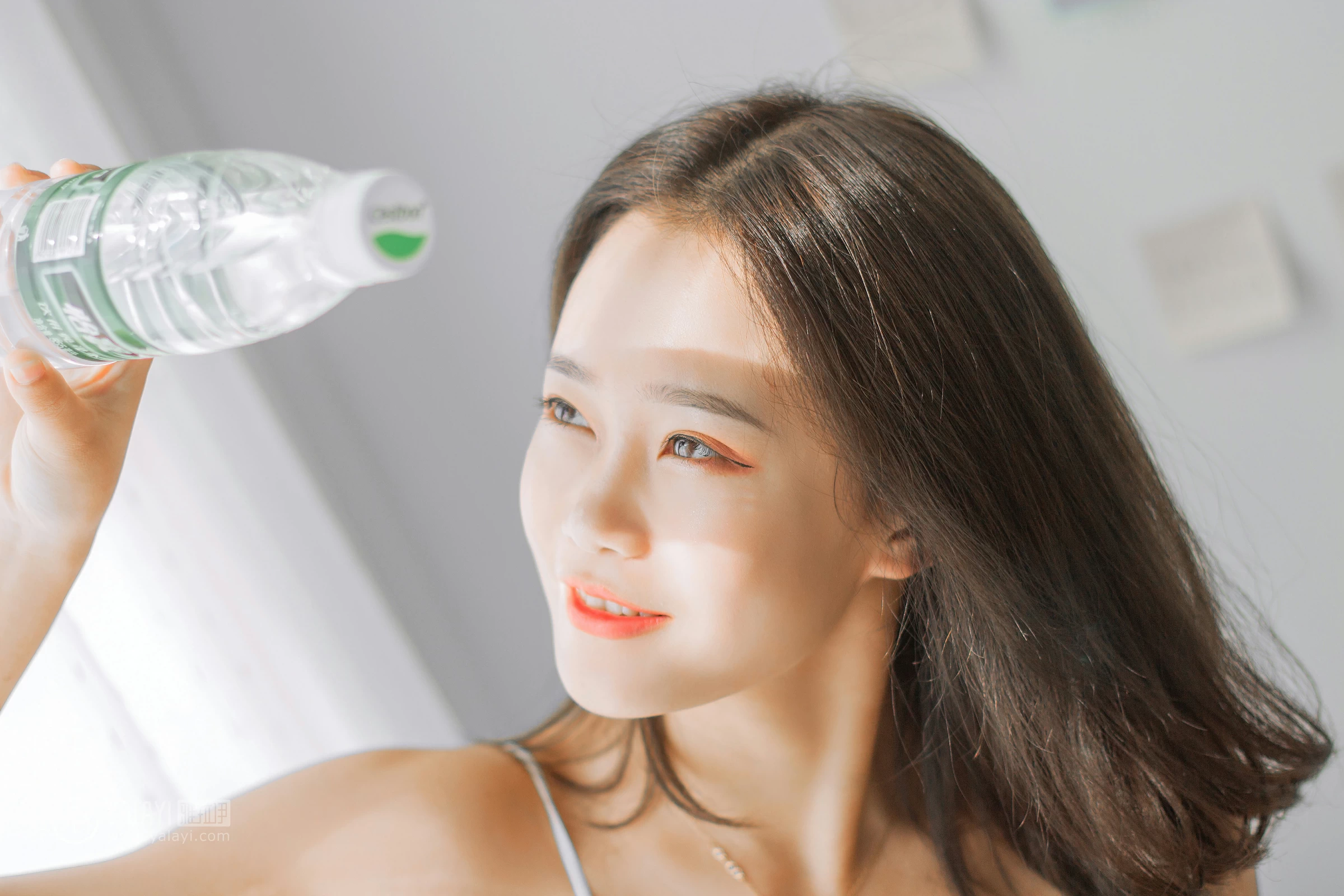 [YALAYI雅拉伊]NO.091 欲之与魚 李晗 白色性感小背心加牛仔短裤私房写真集第2张