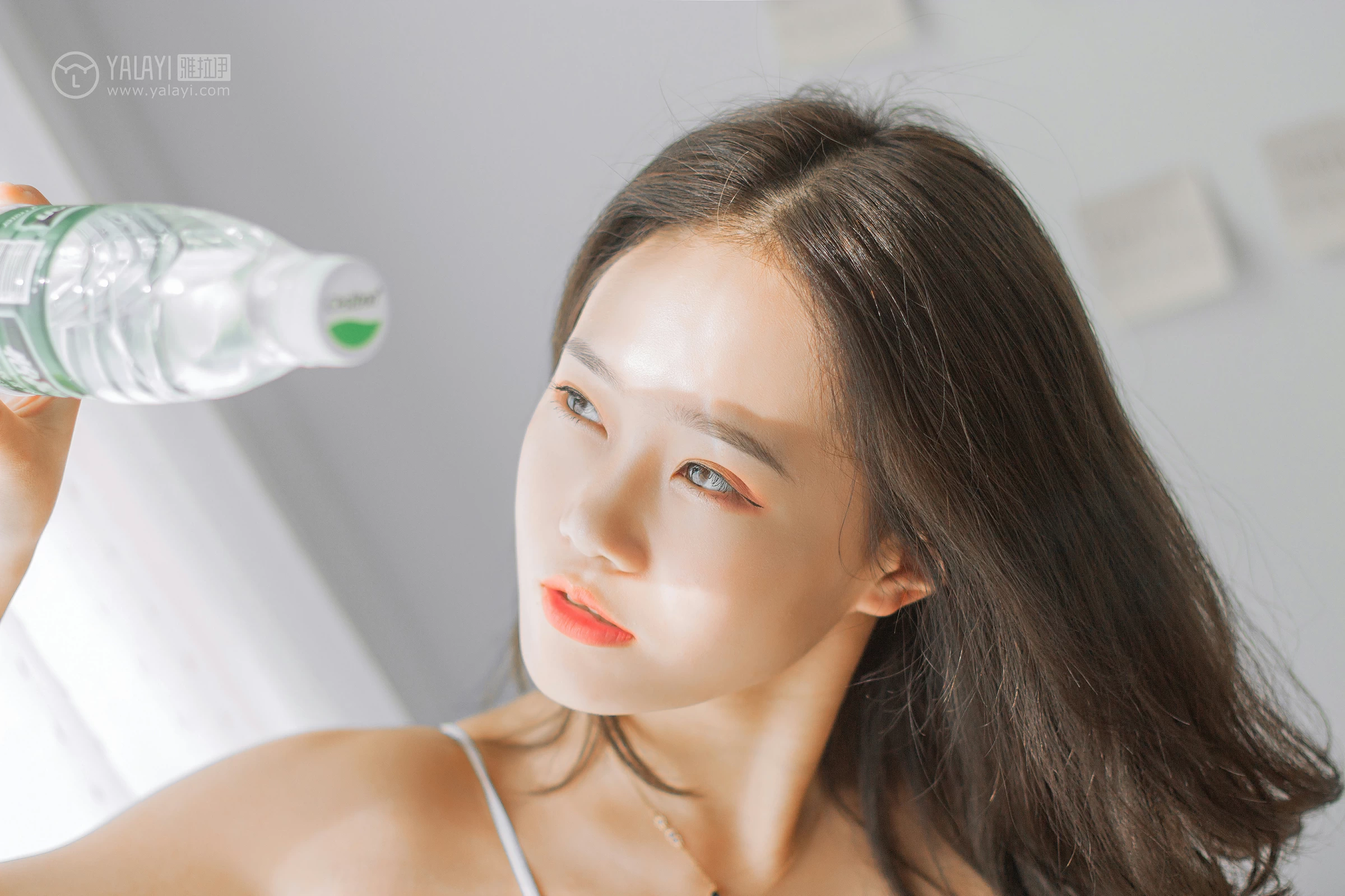 [YALAYI雅拉伊]NO.091 欲之与魚 李晗 白色性感小背心加牛仔短裤私房写真集第3张