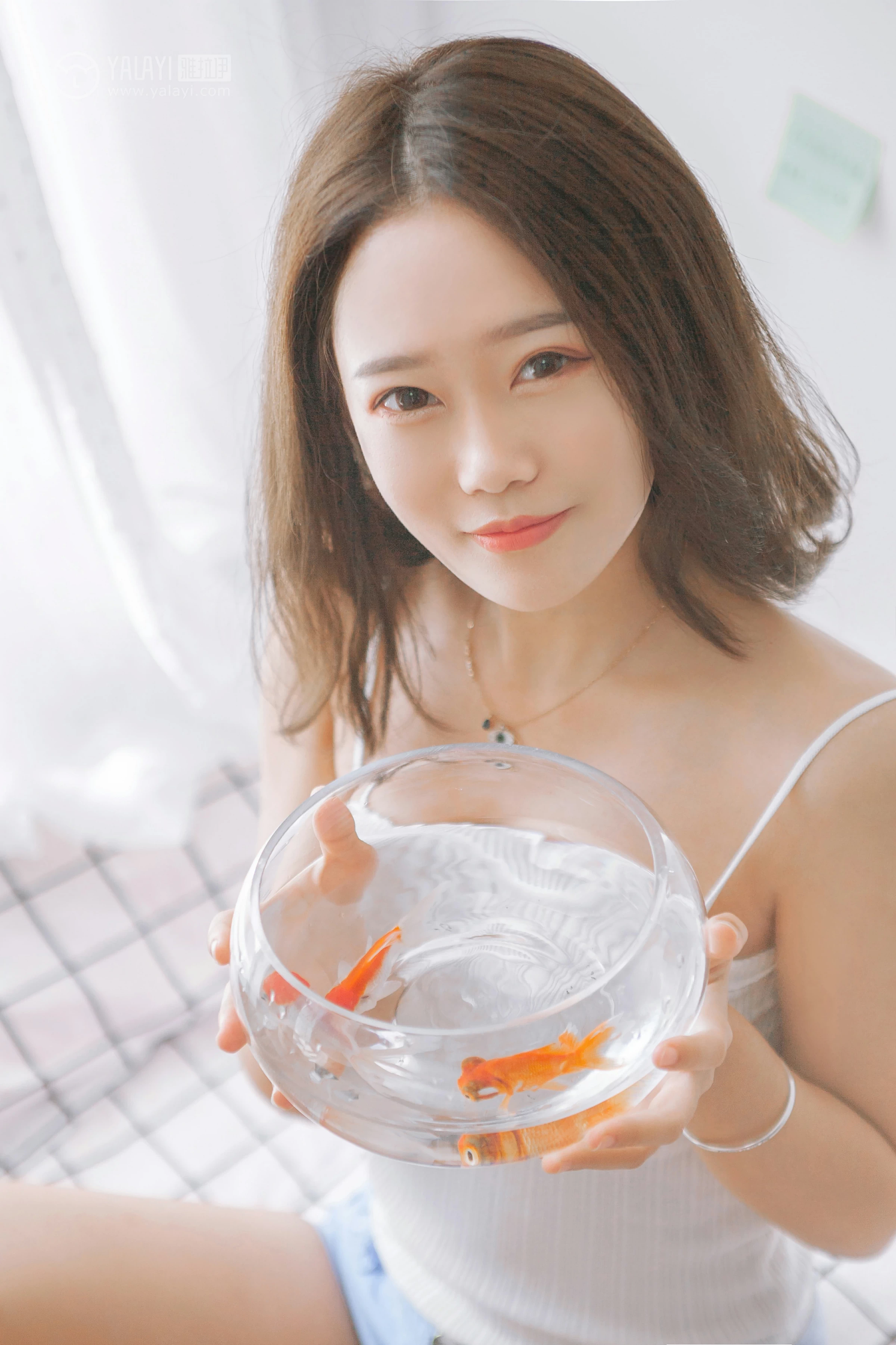 [YALAYI雅拉伊]NO.091 欲之与魚 李晗 白色性感小背心加牛仔短裤私房写真集第6张