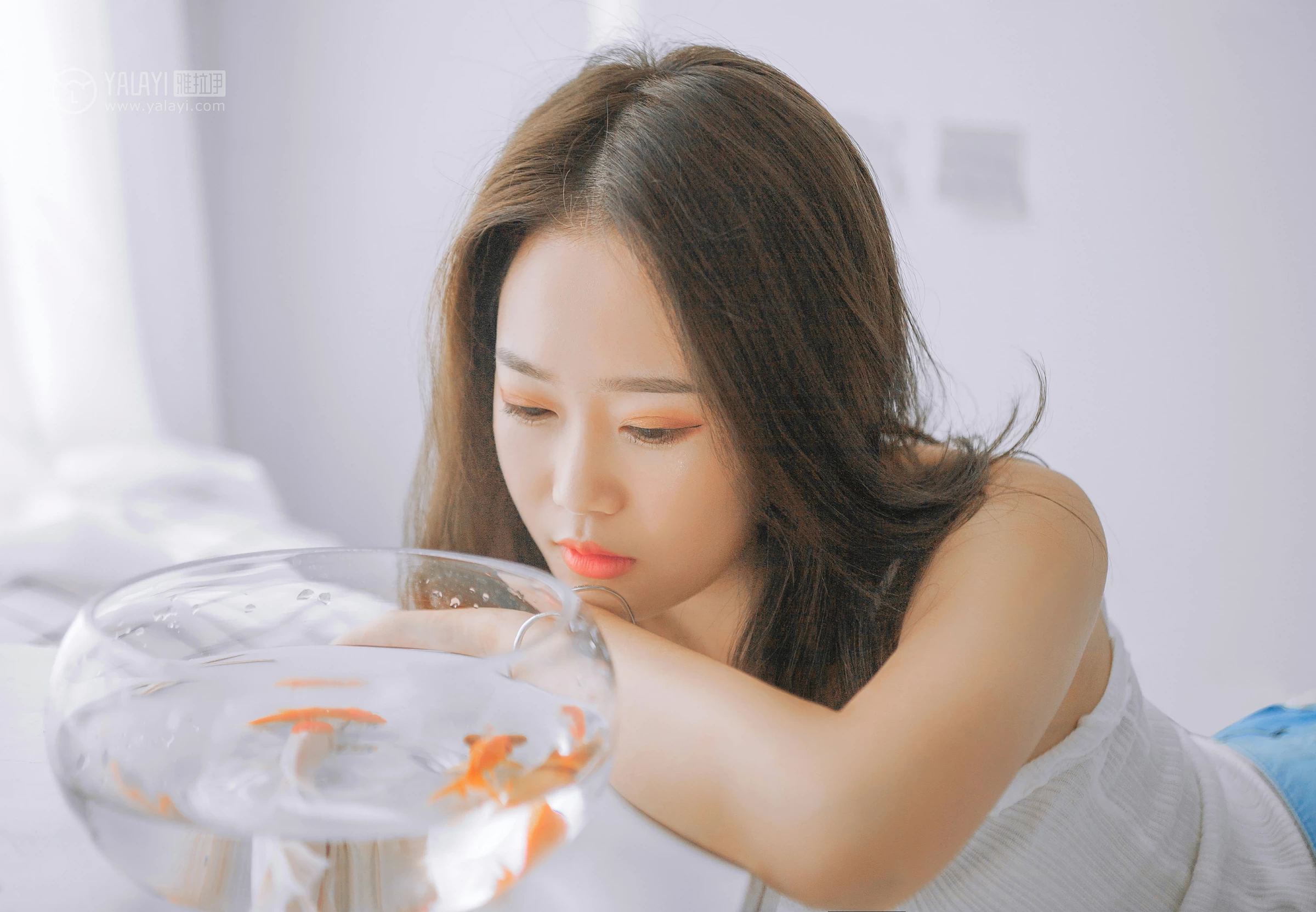 [YALAYI雅拉伊]NO.091 欲之与魚 李晗 白色性感小背心加牛仔短裤私房写真集第13张