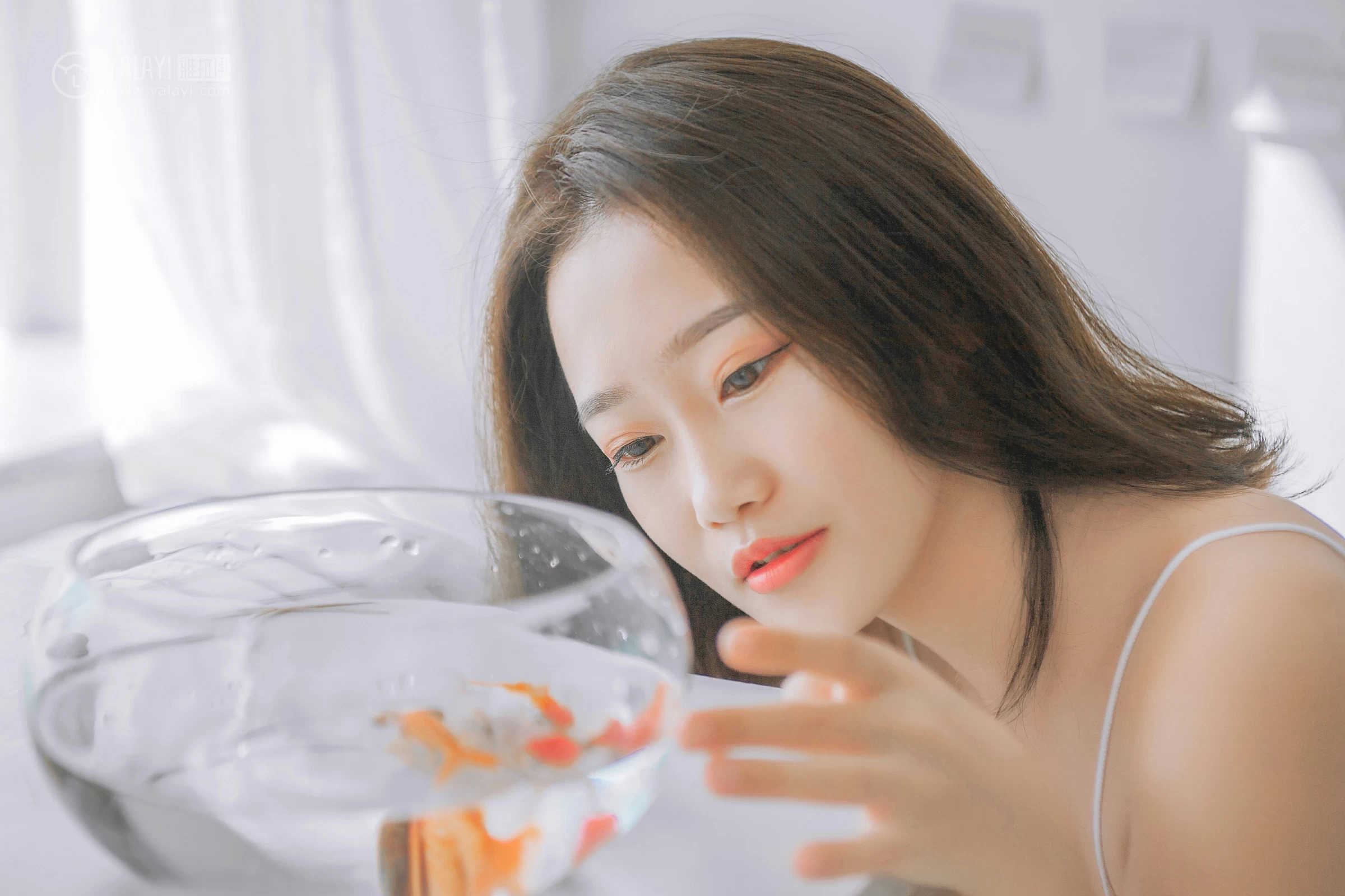 [YALAYI雅拉伊]NO.091 欲之与魚 李晗 白色性感小背心加牛仔短裤私房写真集第14张