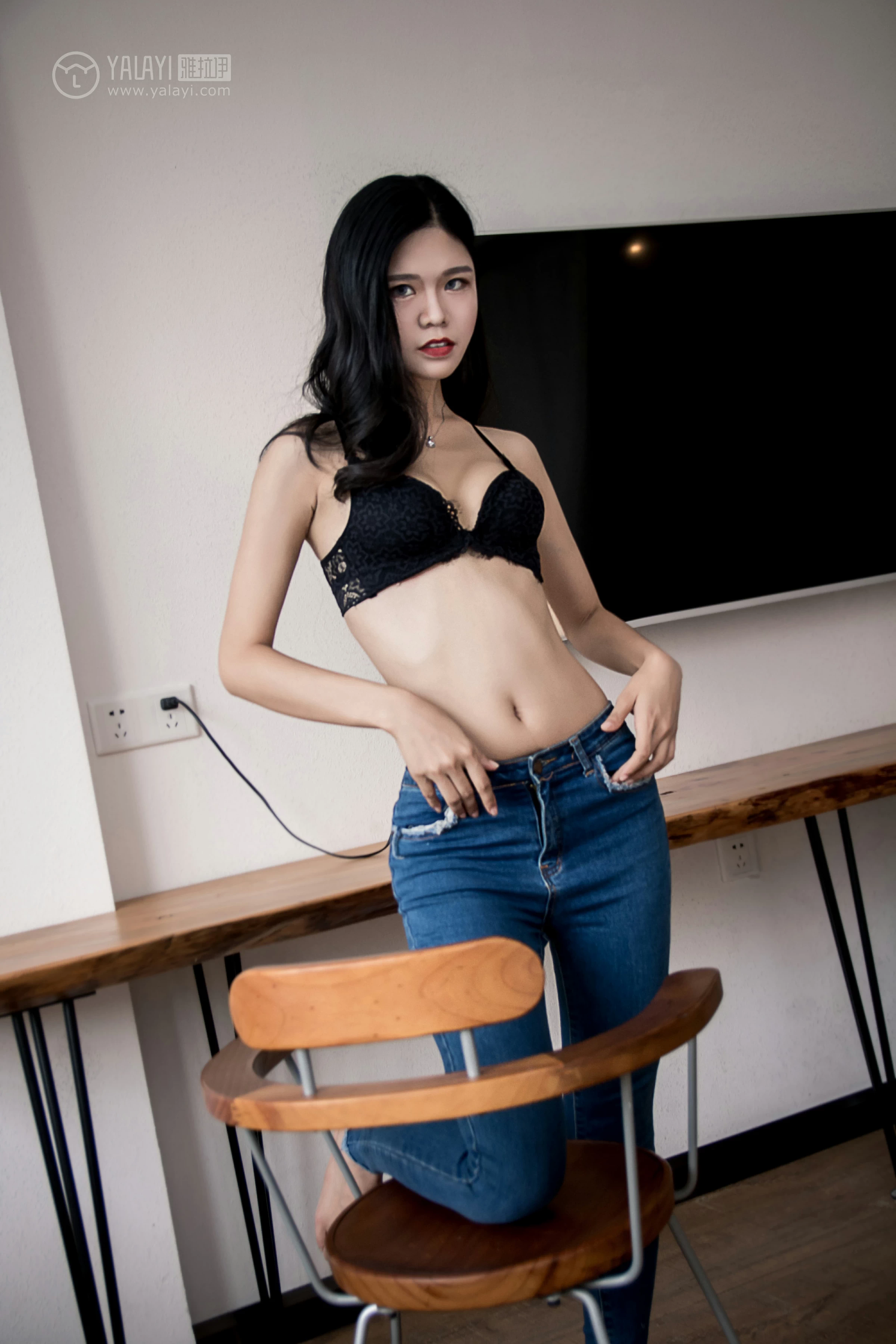 [YALAYI雅拉伊]NO.095 窥视 小灰 黑色蕾丝内衣加紧身牛仔裤性感私房写真集第3张