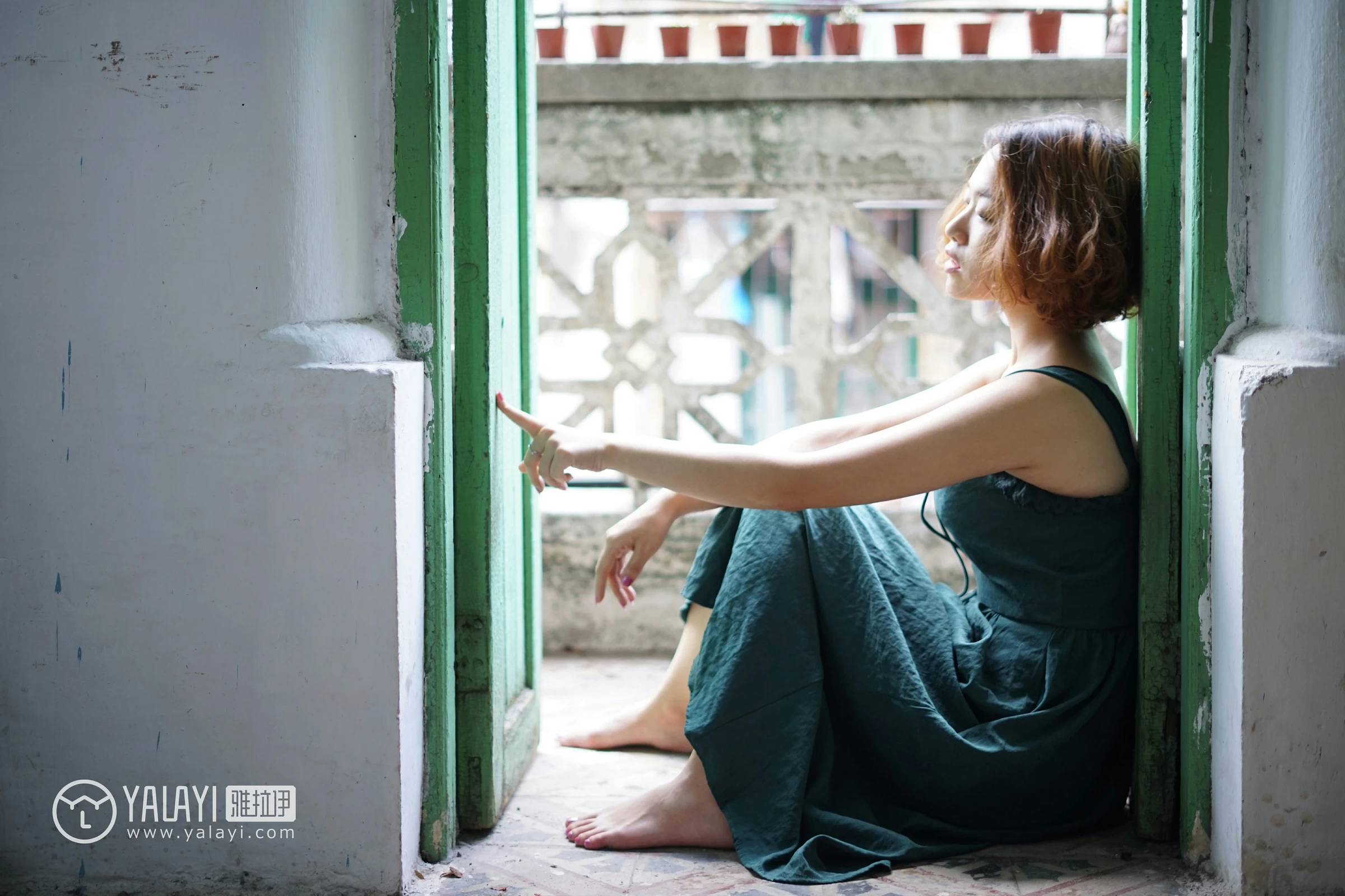 [YALAYI雅拉伊]NO.078 任朝暮 泡芙 吊带连衣裙与黑色镂空睡衣加蕾丝内衣性感私房写真集第1张