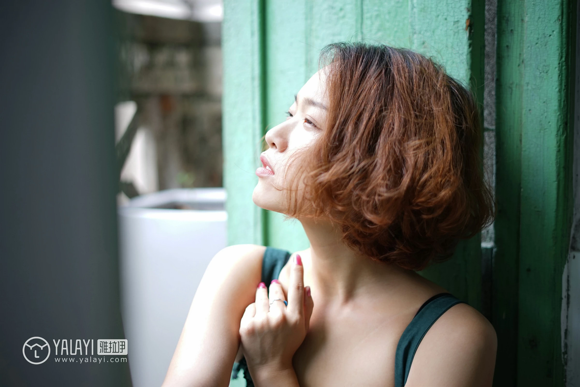 [YALAYI雅拉伊]NO.078 任朝暮 泡芙 吊带连衣裙与黑色镂空睡衣加蕾丝内衣性感私房写真集第3张