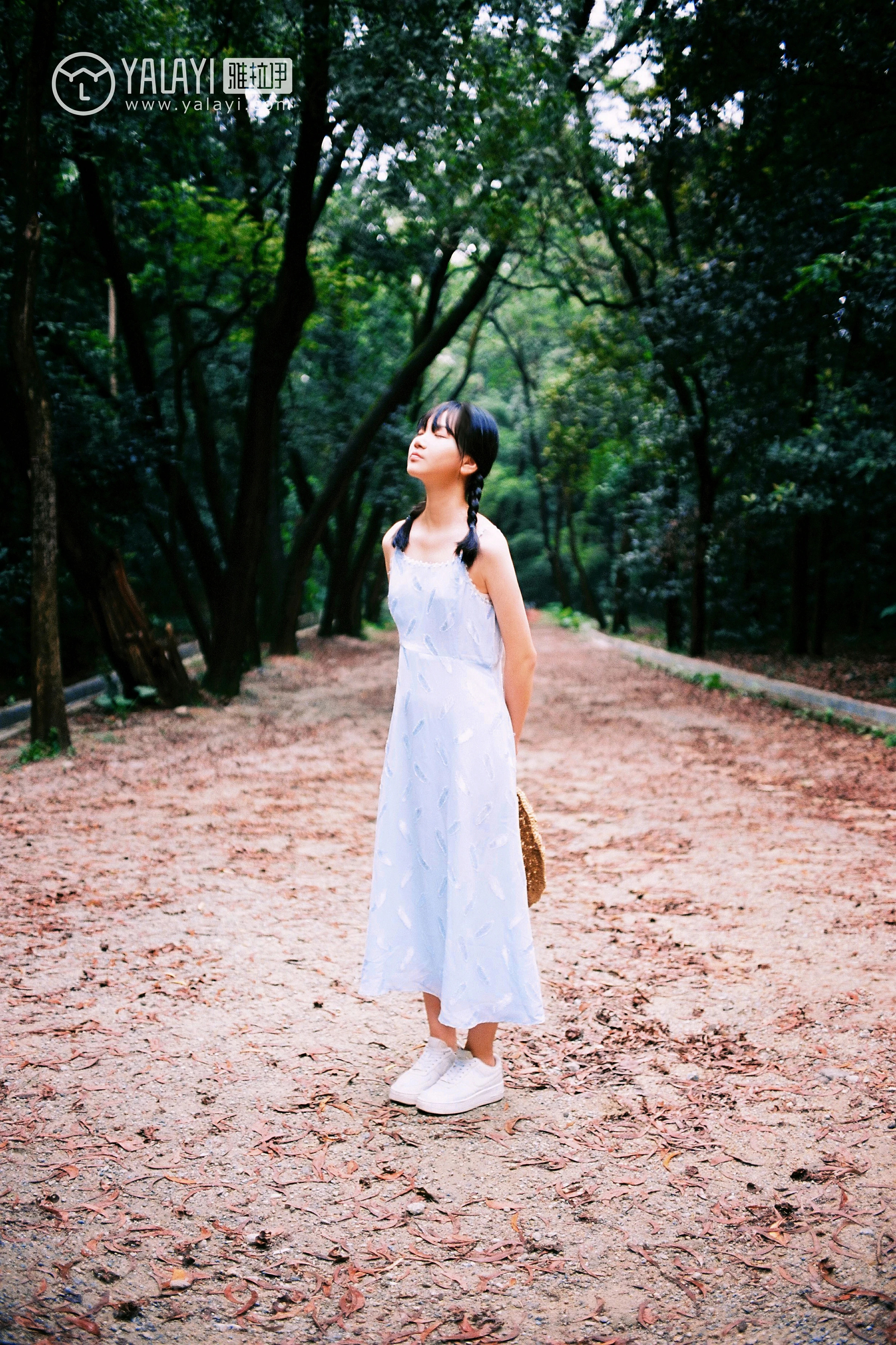 [YALAYI雅拉伊]NO.082 绿喜青花 Doubleyu 淡蓝色吊带连衣裙清纯可爱私房写真集第1张