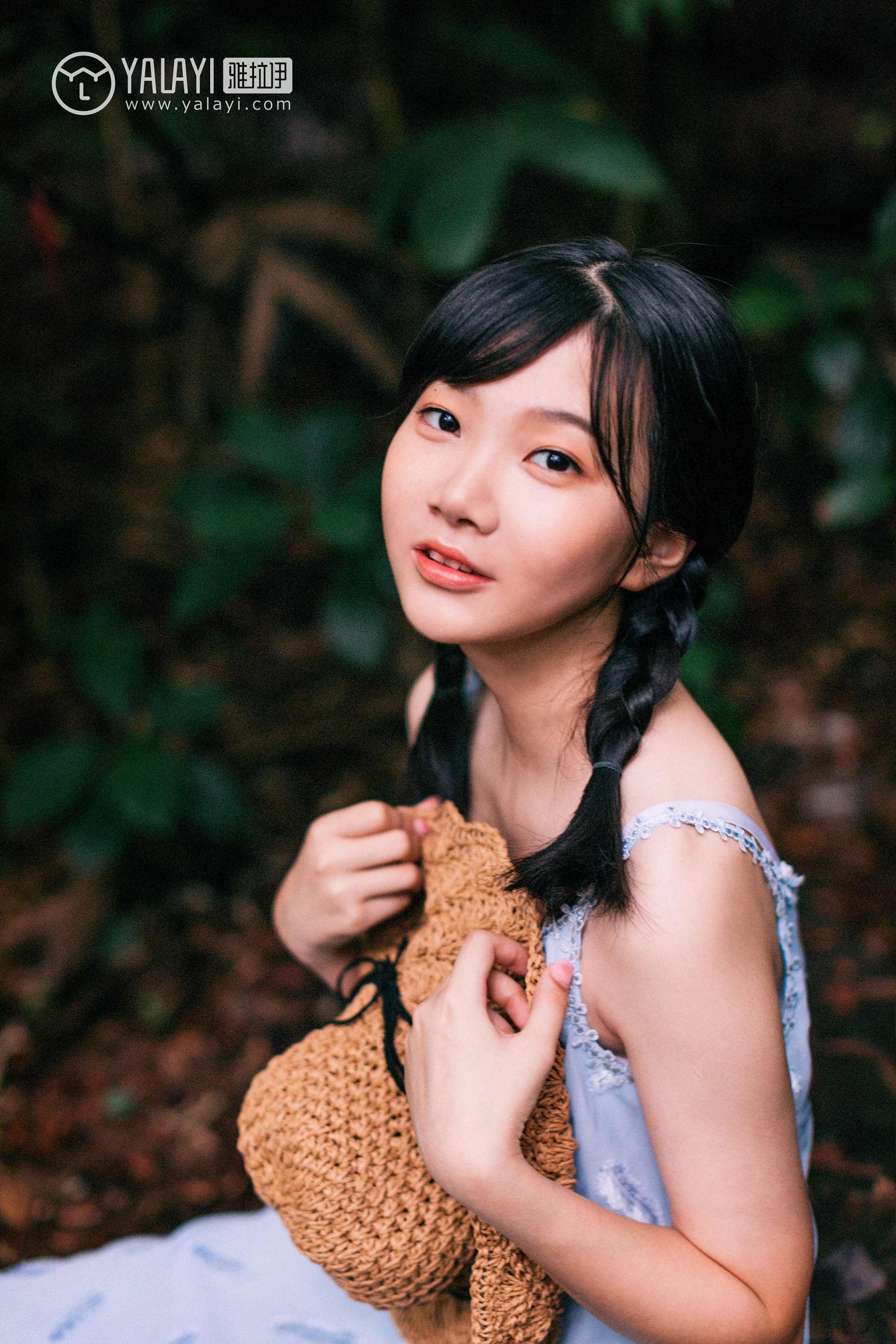 [YALAYI雅拉伊]NO.082 绿喜青花 Doubleyu 淡蓝色吊带连衣裙清纯可爱私房写真集第2张