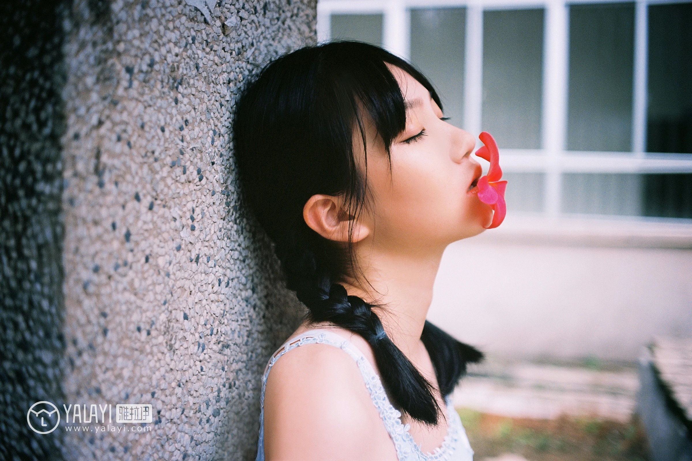 [YALAYI雅拉伊]NO.082 绿喜青花 Doubleyu 淡蓝色吊带连衣裙清纯可爱私房写真集第4张