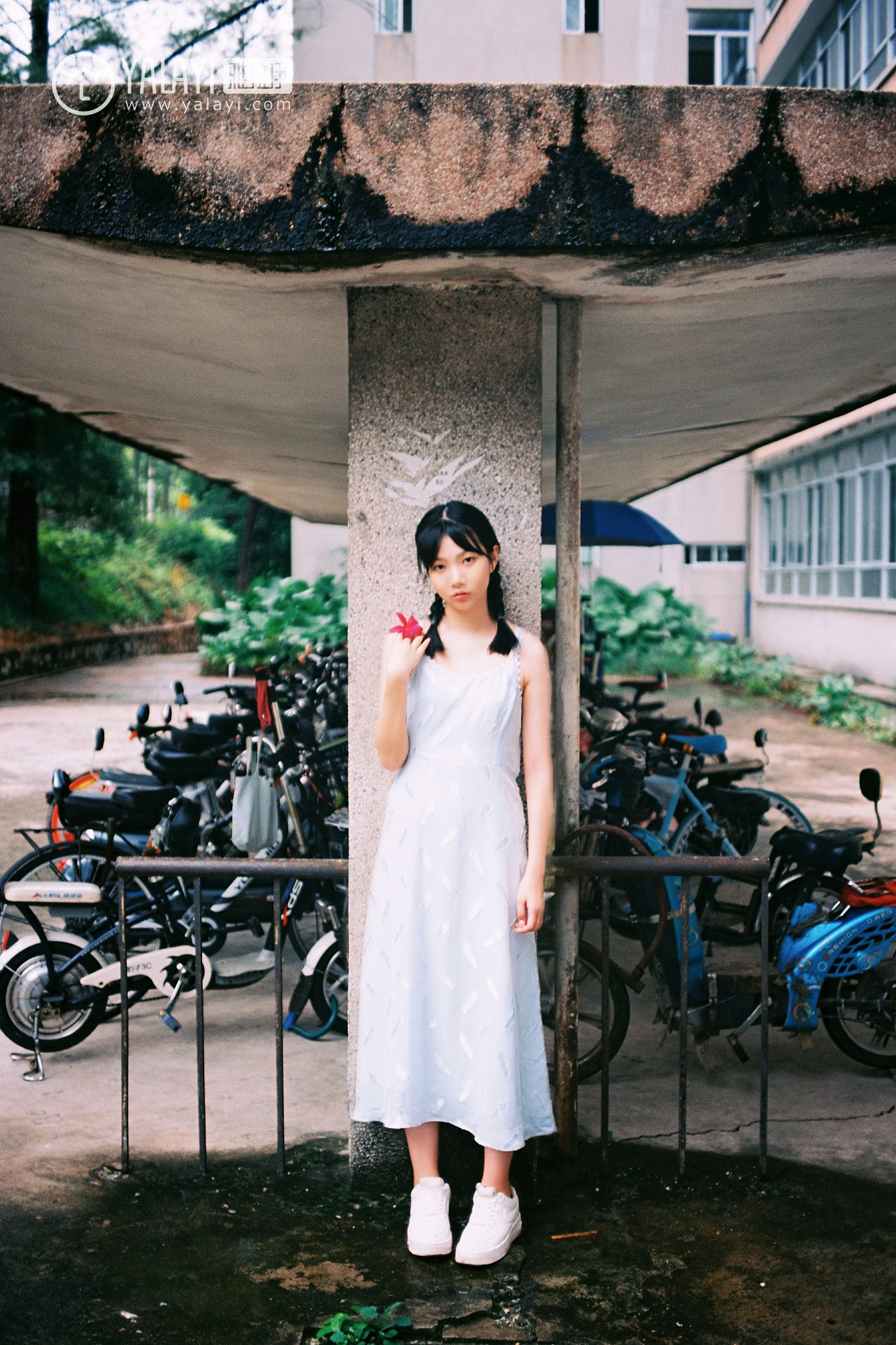 [YALAYI雅拉伊]NO.082 绿喜青花 Doubleyu 淡蓝色吊带连衣裙清纯可爱私房写真集第5张